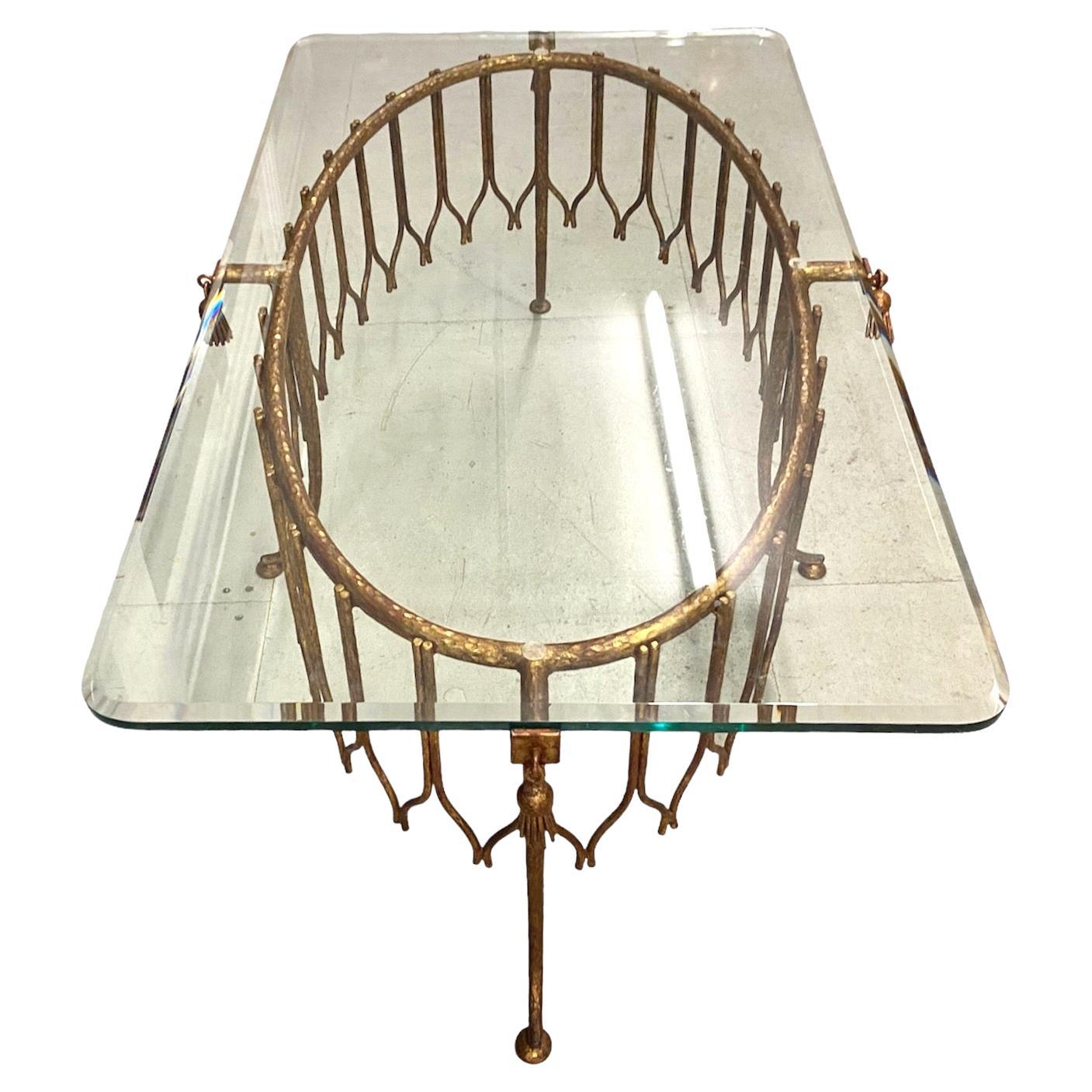 Table basse française en métal doré des années 1940 avec plateau en verre biseauté épais et transparent en vente