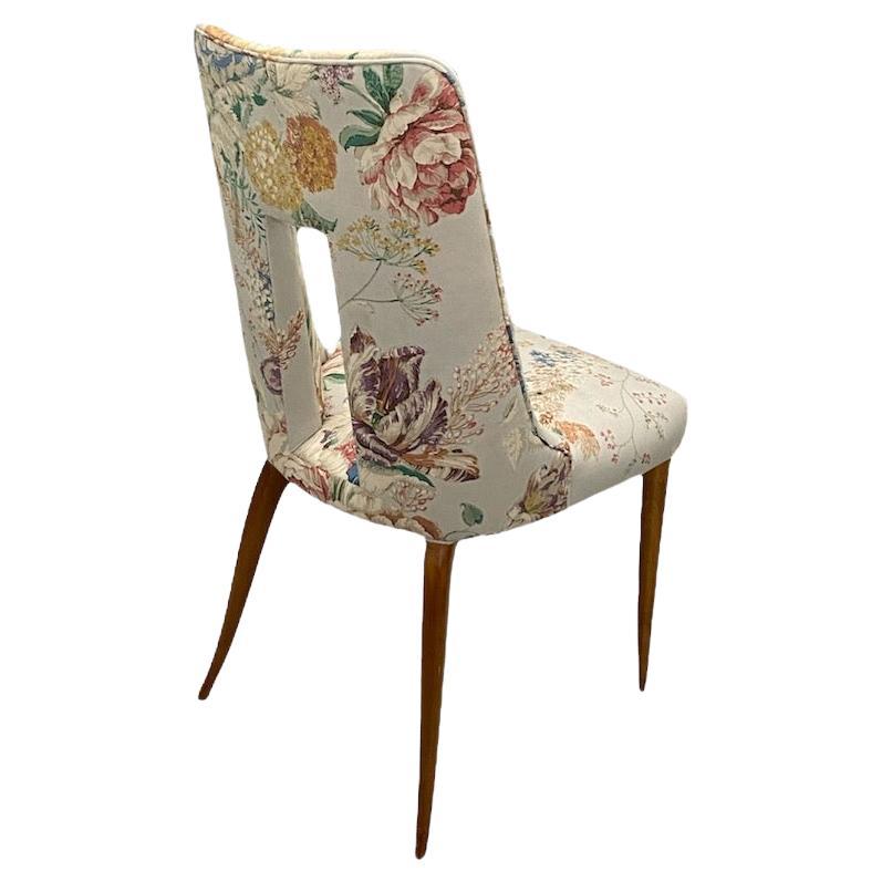Silla italiana de mediados de siglo, tapicería floral, hacia 1950. Escultural, elegante y confortable. 
Ten en cuenta que sólo queda disponible una silla individual, 