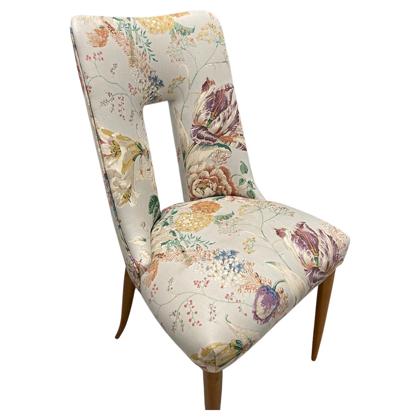 Silla escultórica italiana de mediados de siglo, tapicería floral, hacia 1950 Italiano en venta