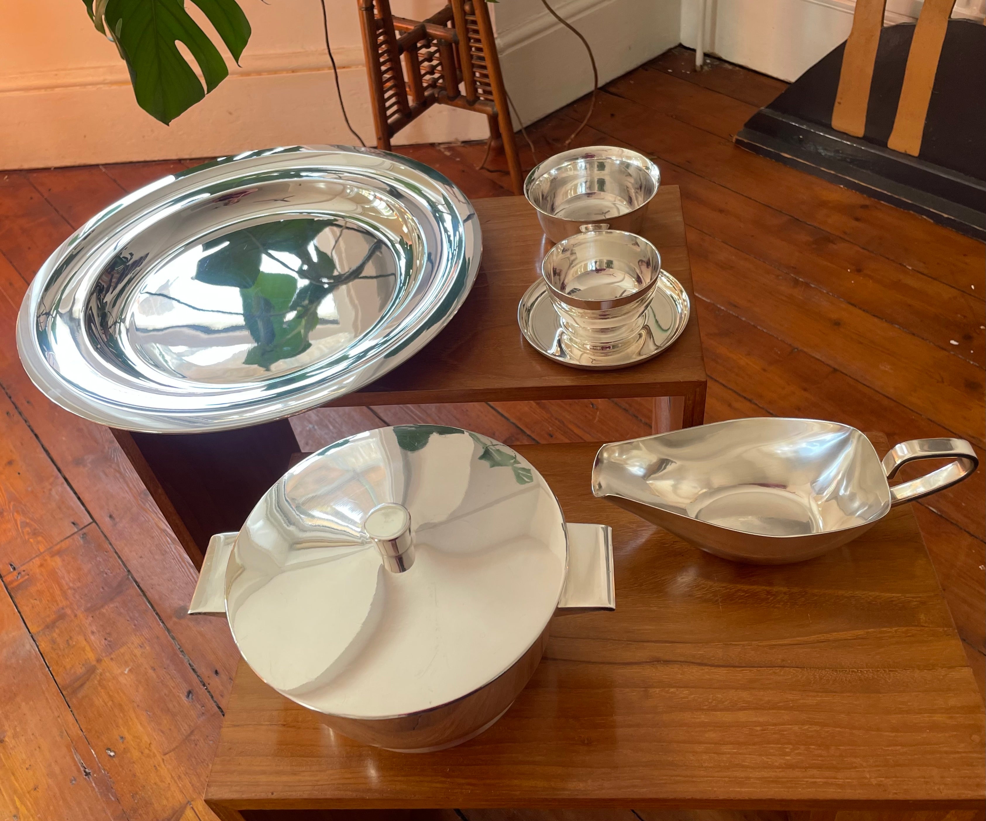 Gio Ponti des années 1930-1950, profond 140CL. Soupière profonde, grande saucière et petit bol de service en métal argenté /Alpacca, conçus par Gio Ponti pour le VI Trienale, ainsi qu'un grand plat de service lourd et un petit, produits par Arthur