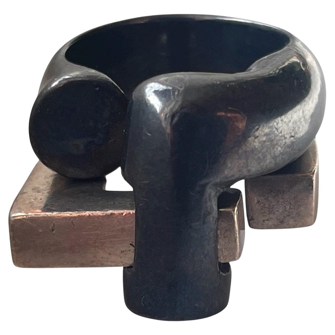 Anello doppio scultoreo Balmain d
epoca, argento e resina nera, timbrato e firmato in vendita