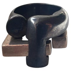 Anello doppio scultoreo Balmain d
epoca, argento e resina nera, timbrato e firmato