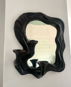 Französischer Wandspiegel aus schwarzer Keramik aus der Mitte des Jahrhunderts mit einem Kerzenhalter mit drei Armen