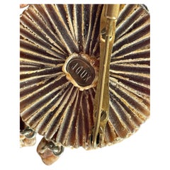 Eine Brosche von Line Vautrin, Spiegelglas und Talosel aus der Mitte des Jahrhunderts, signiert mit „JOUX“