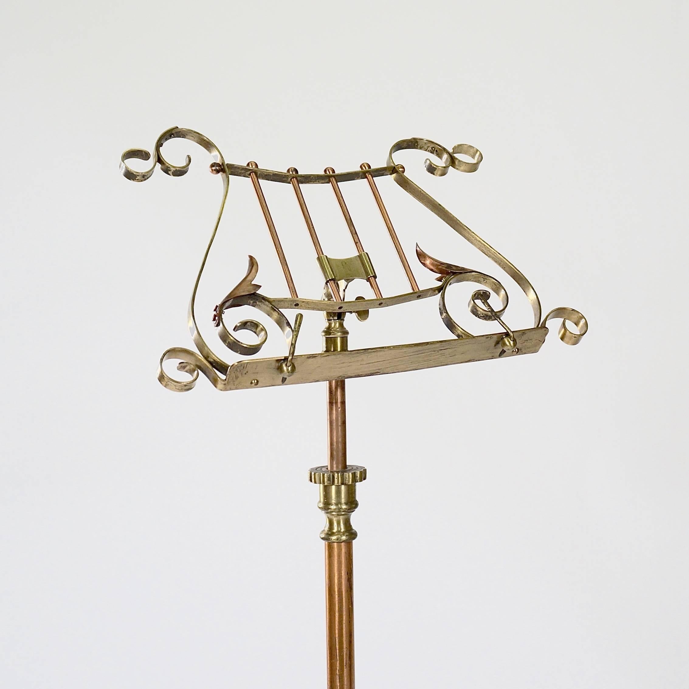 A brass and copper height adjustable music stand.

Extended height: 154cm.

England, circa 1870s.