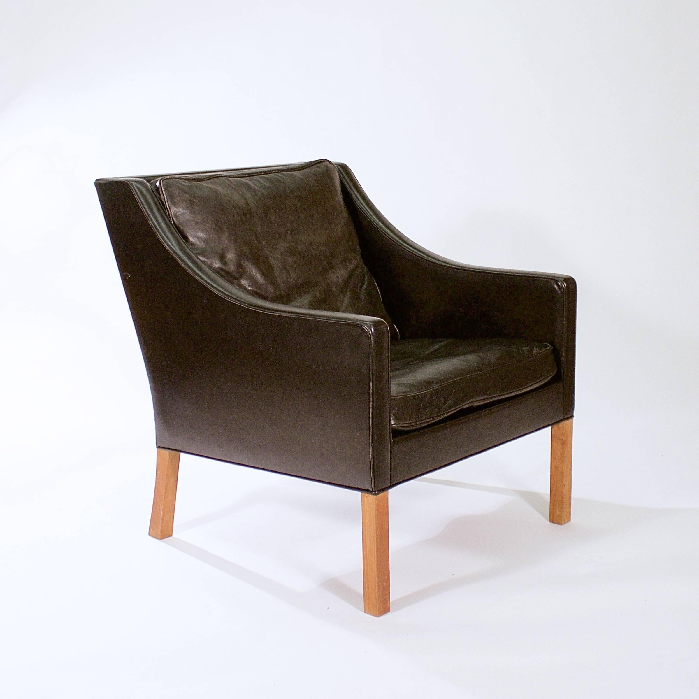 A pair of model 2207-22 black leather armchairs by Borge Mogensen (1914 - 1972).

Designed for Fredericia. Denmark, circa 1960s