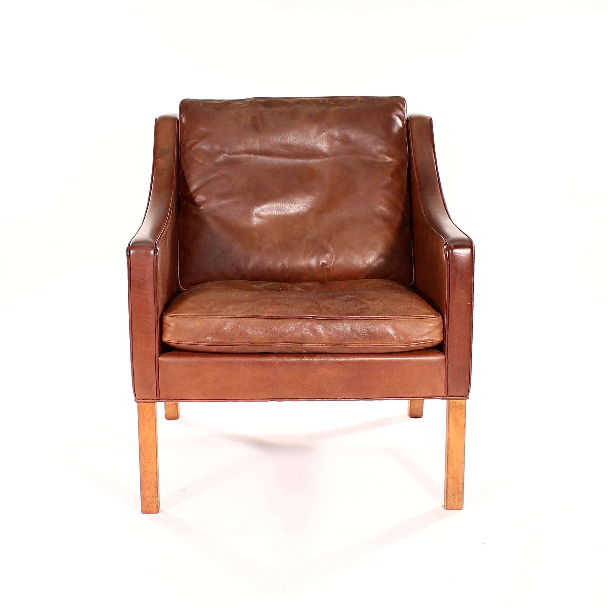 A model 2207-22 cognac leather armchair.

Designed in 1963 for Federicia. The original labels to the underside, 

Denmark, circa 1960s.
