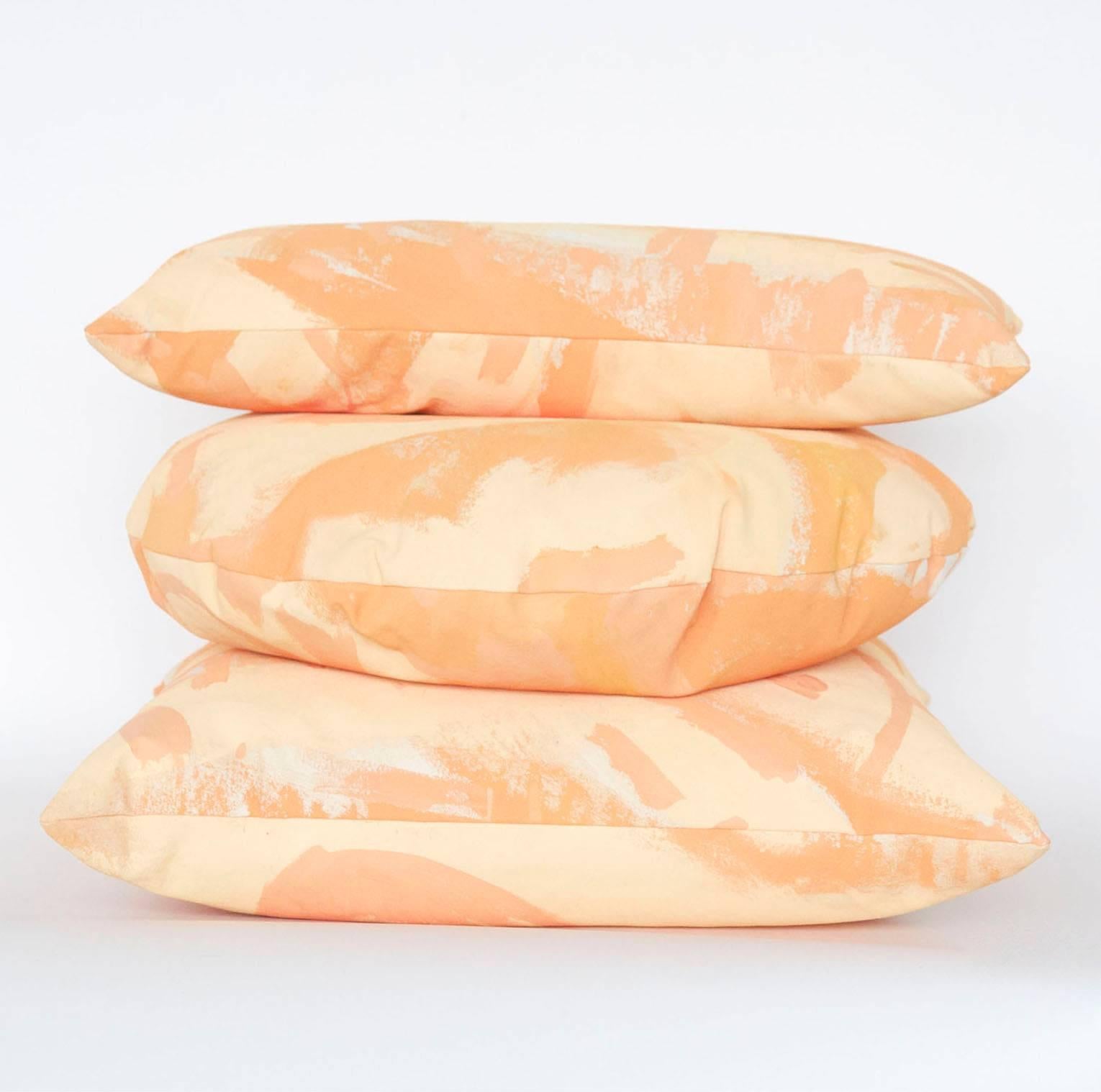 Kissen aus handbemaltem Segeltuch in Pfirsichfarben mit zwei Farbtönen (Sonstiges) im Angebot