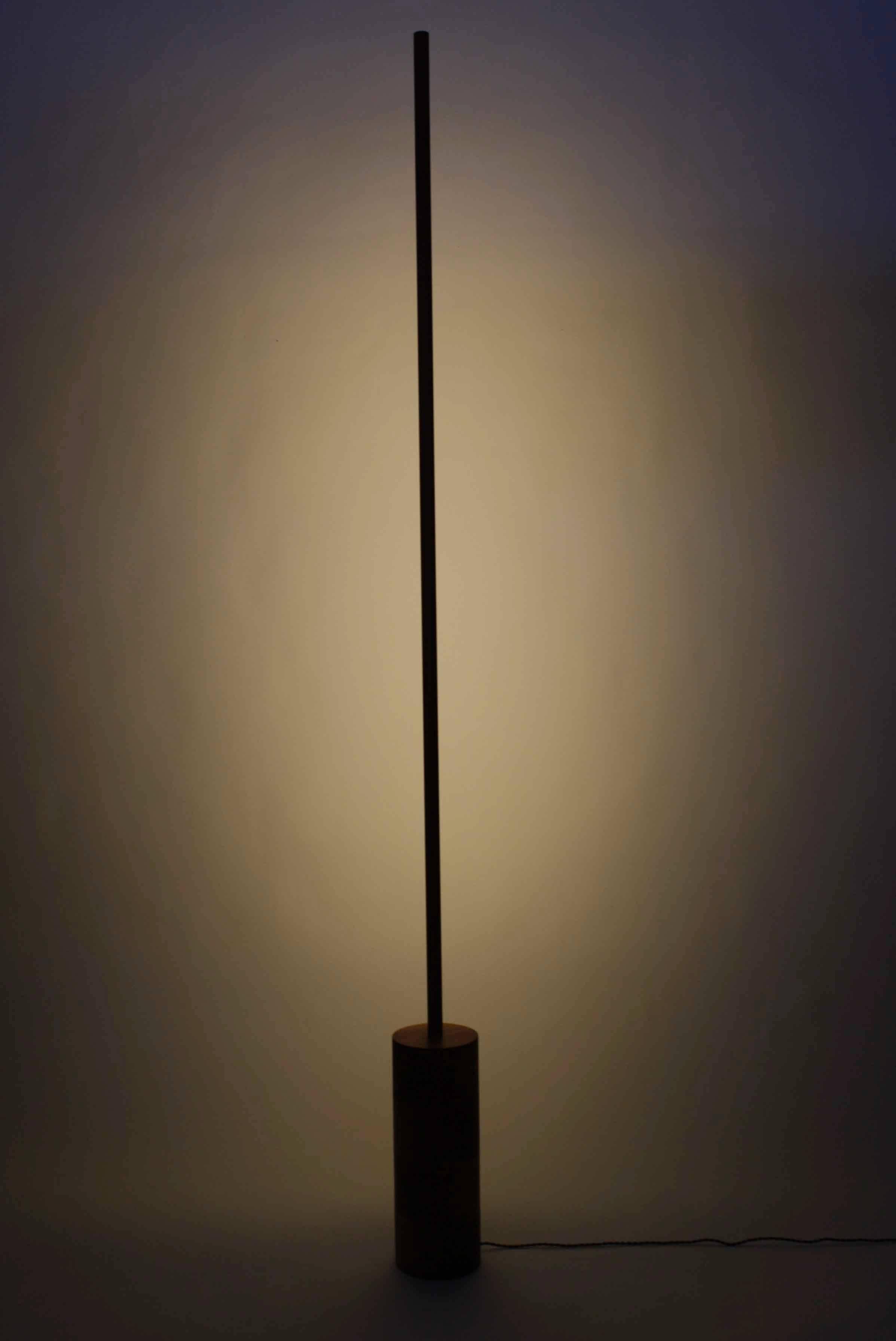La lampe de ligne Circle Cherry de Fort Makers est fabriquée à Brooklyn par Noah Spencer. Ce luminaire LED sculptural juxtapose des lignes dures à une douce lumière réfléchie et émet une aura ambiante. La durée de vie d'une bande LED est d'environ