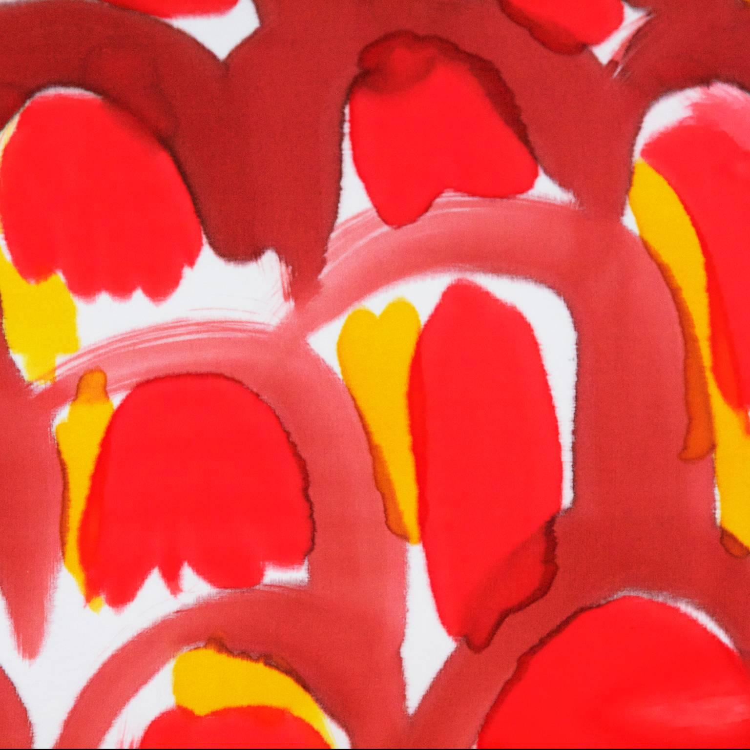Pour Fort Makers, Naomi Clark peint de vibrantes compositions abstraites sur des tissus qui sont ensuite transformés en objets utilisables. Le style de peinture de Red Scales est en quelque sorte un modèle dans la mesure où il maintient la forme et