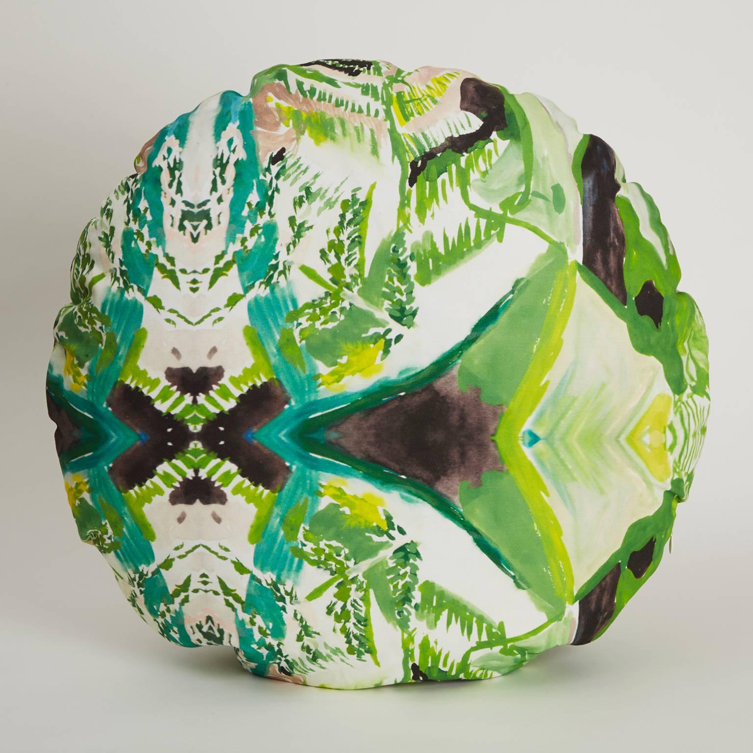 Das Circle Fern Pillow ist mit einem Original-Aquarellgemälde von Naomi Clark digital bedruckt. Jedes Stück aus Clarks abstrakter und farbenprächtiger Print-Kollektion für Fort Makers bringt Schönheit, Kunst und Komfort in Ihr Zuhause.

MATERIAL: