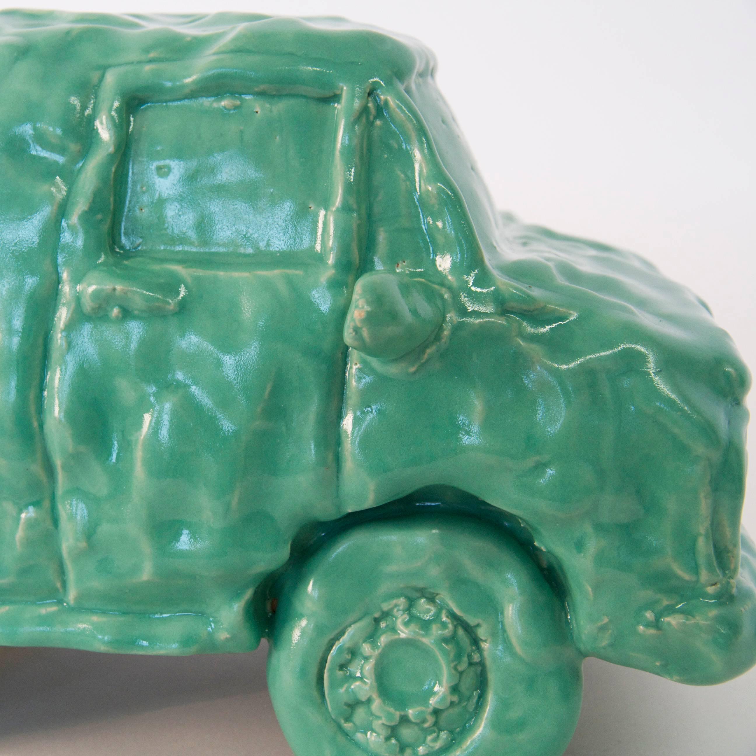 „Bermuda Green Van“ Glasierte Keramik-Auto-Skulptur (amerikanisch) im Angebot