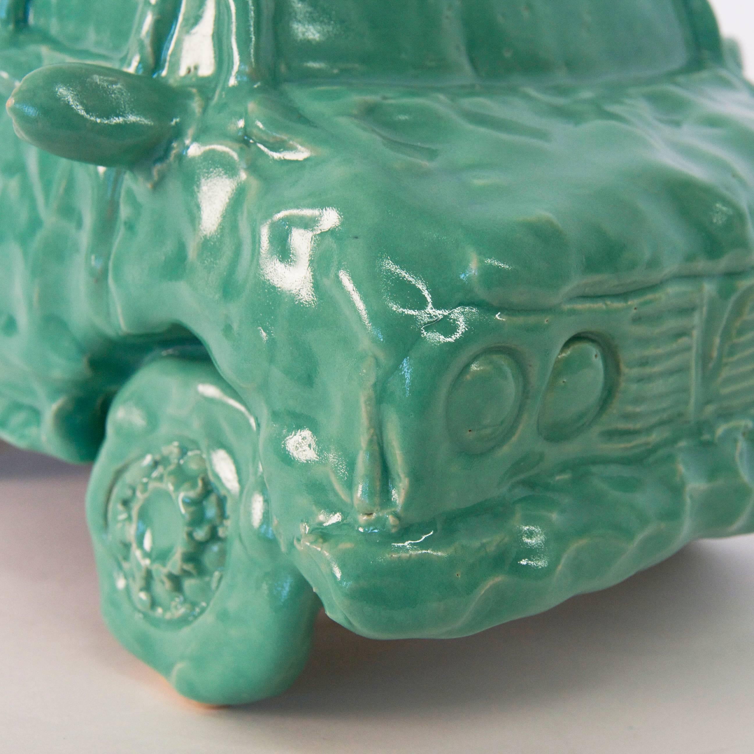 „Bermuda Green Van“ Glasierte Keramik-Auto-Skulptur im Zustand „Neu“ im Angebot in Brooklyn, NY