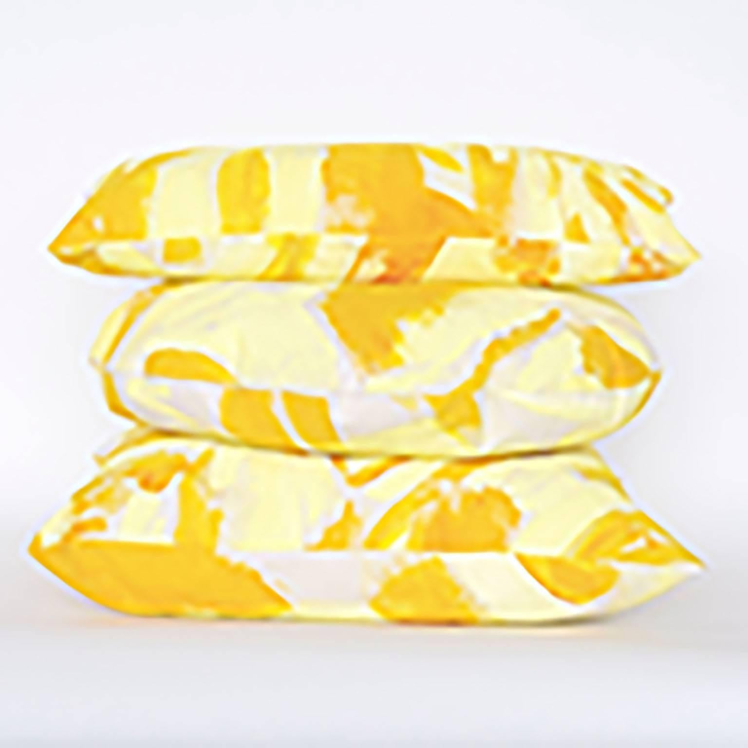 Rechteckiges Kissen aus handbemaltem Segeltuch in Gelb mit zwei Farbtönen (Sonstiges) im Angebot