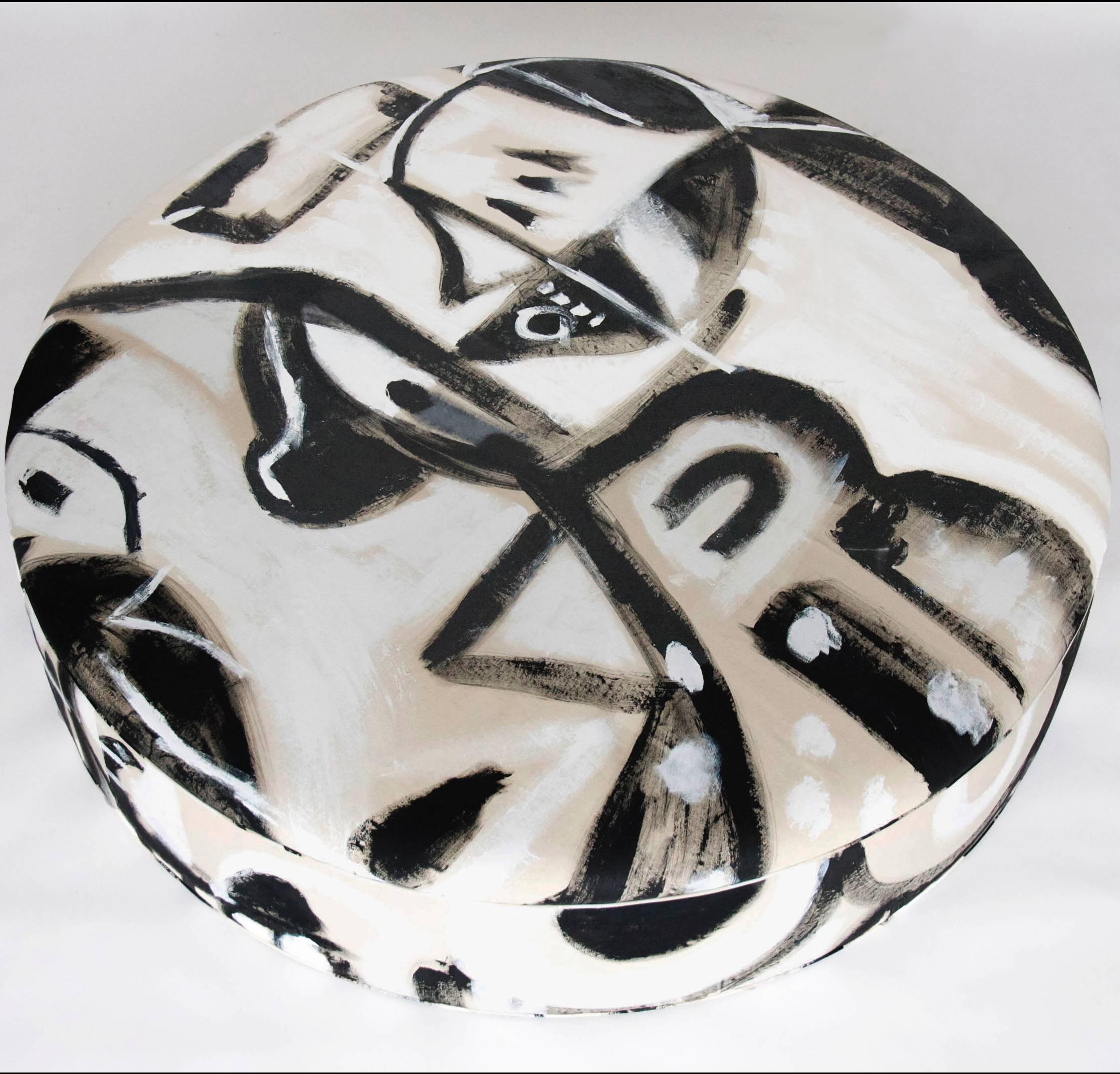 Für Fort Makers malt Naomi Clark lebhafte abstrakte Kompositionen auf Stoffen, die dann zu brauchbaren Objekten verarbeitet werden. Der handbemalte schwarz-weiße Segeltuch-Sitz ist groß genug für sechs Personen, die bequem sitzen können.