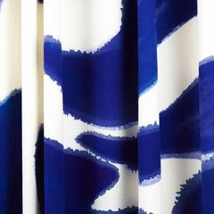 Rideau bleu clouté en soie peint à la main Amoeba