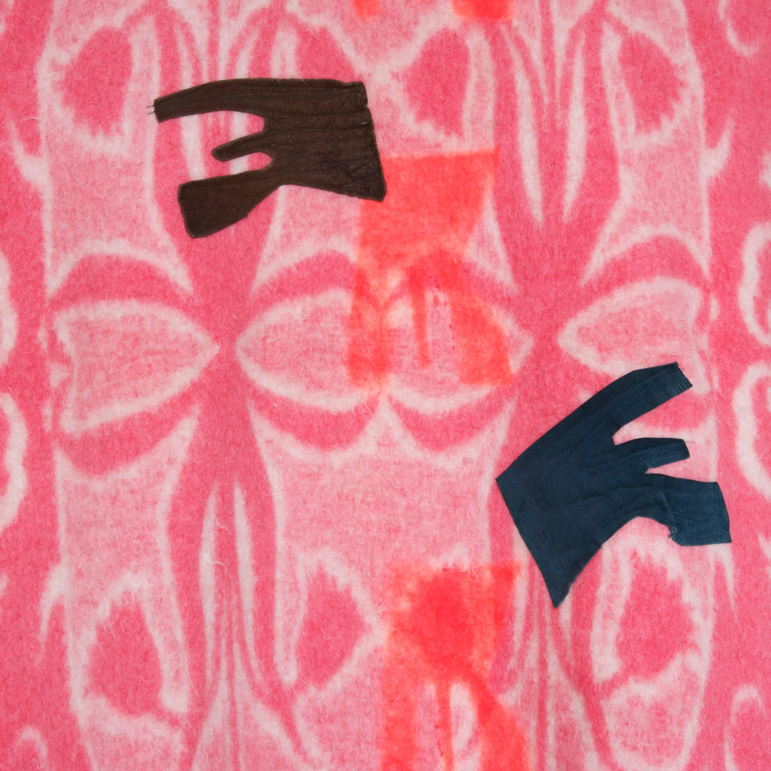 Hergestellt im Jahr 2013 von Naomi Clark

Wolldecke mit Färbung, Farbe und Applizierung

Naomi Clarks Quiltbilder werden aus alten Campingdecken hergestellt, die sie bei Ebay, auf Flohmärkten und bei Garagenverkäufen erworben hat. Sie gestaltet die