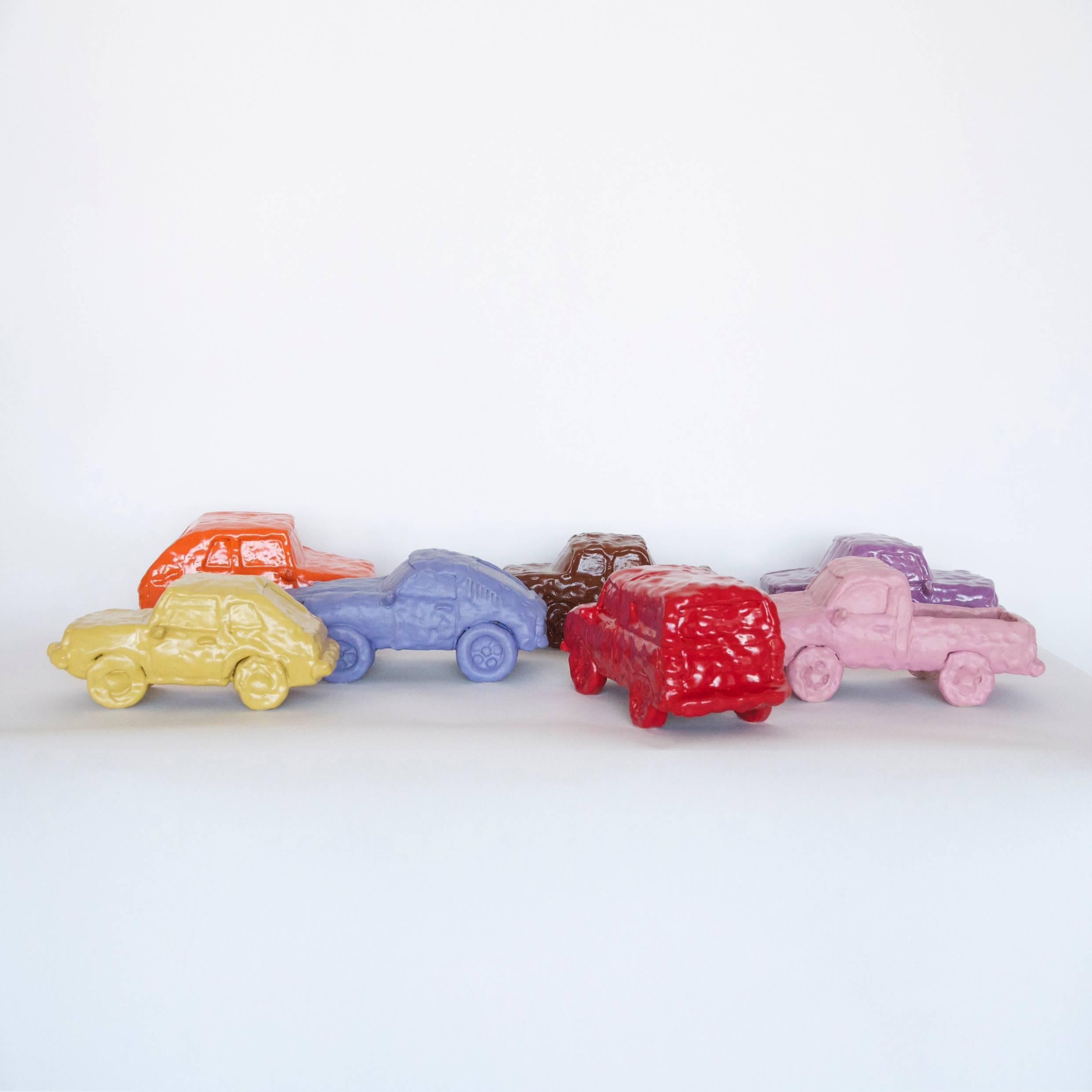 Escultura de coche de cerámica esmaltada 