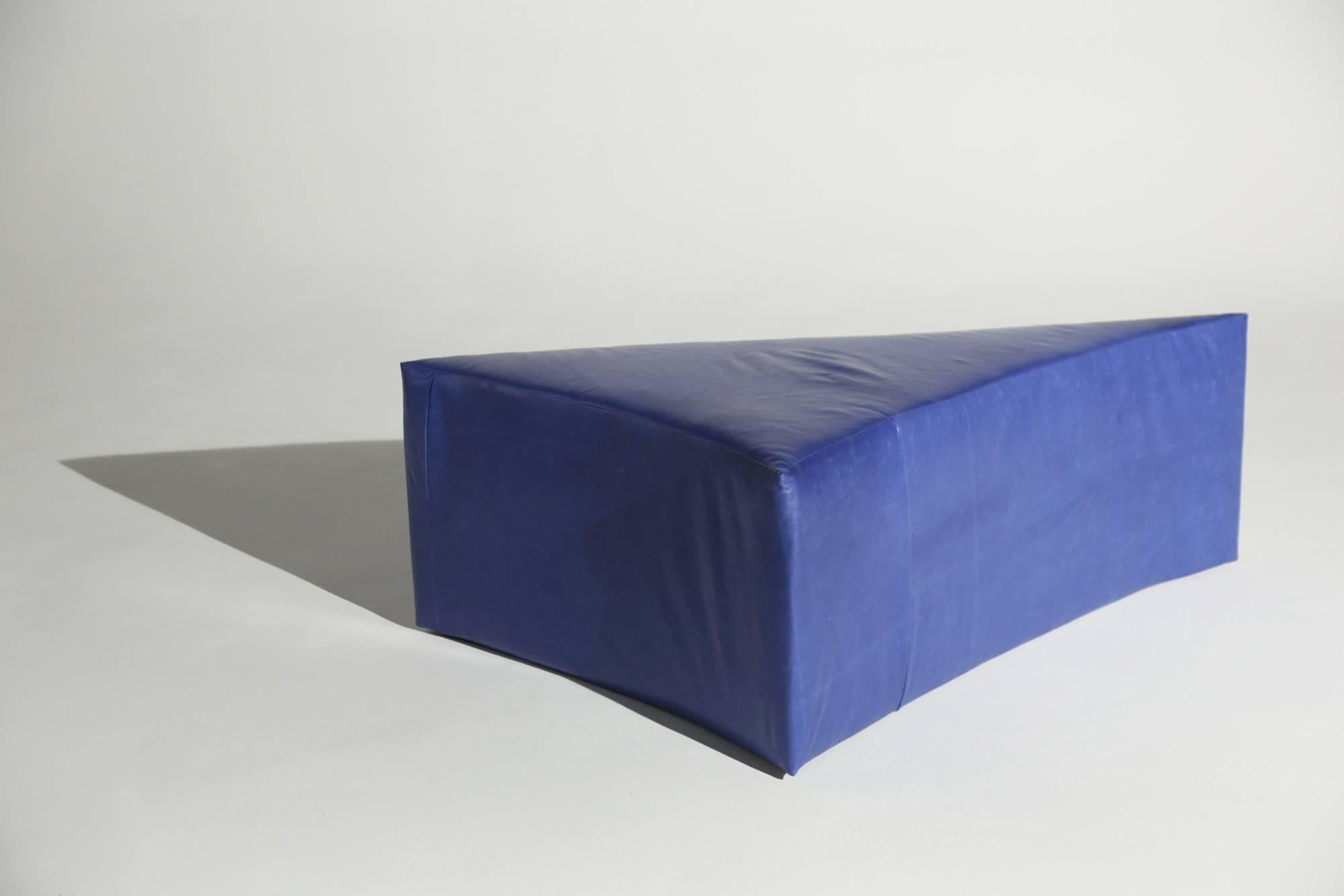 Altro Sedile a triangolo in pelle blu marino imbottito in vendita