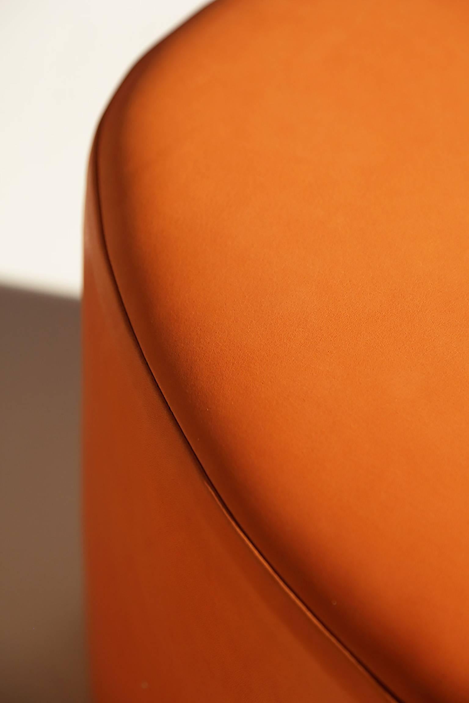 Das gefüllte E, das gefüllte Dreieck und der gefüllte Kreis sind eine eindrucksvolle Zusammenstellung skurriler Skulpturen, die von Gemälden Joan Miros inspiriert sind. Ob zusammen oder einzeln ausgestellt, jeder Sitz wirkt wie eine schwungvolle,
