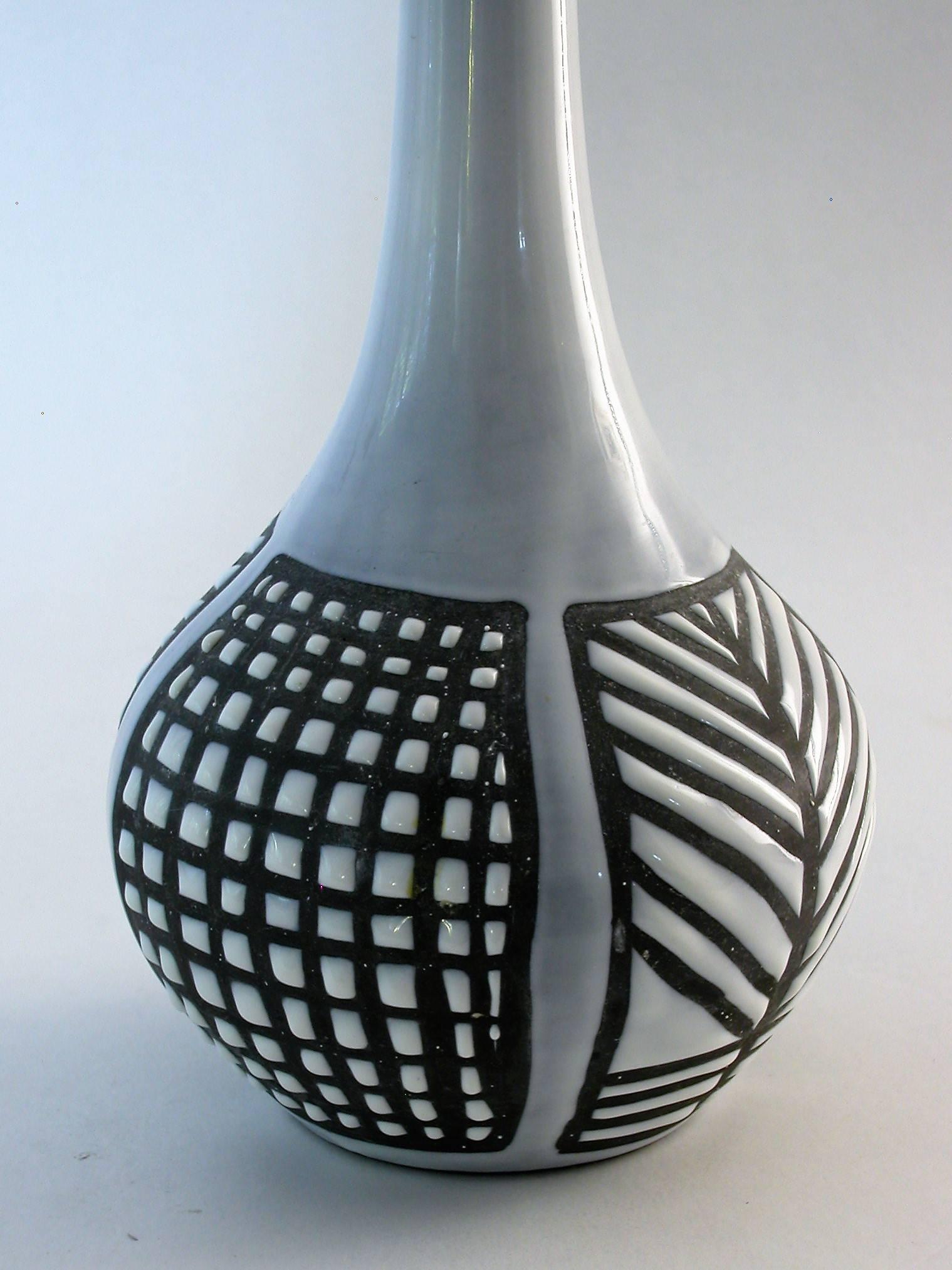 Beautiful vase by Roger Capron.
Signed Capron, Vallauris 025.