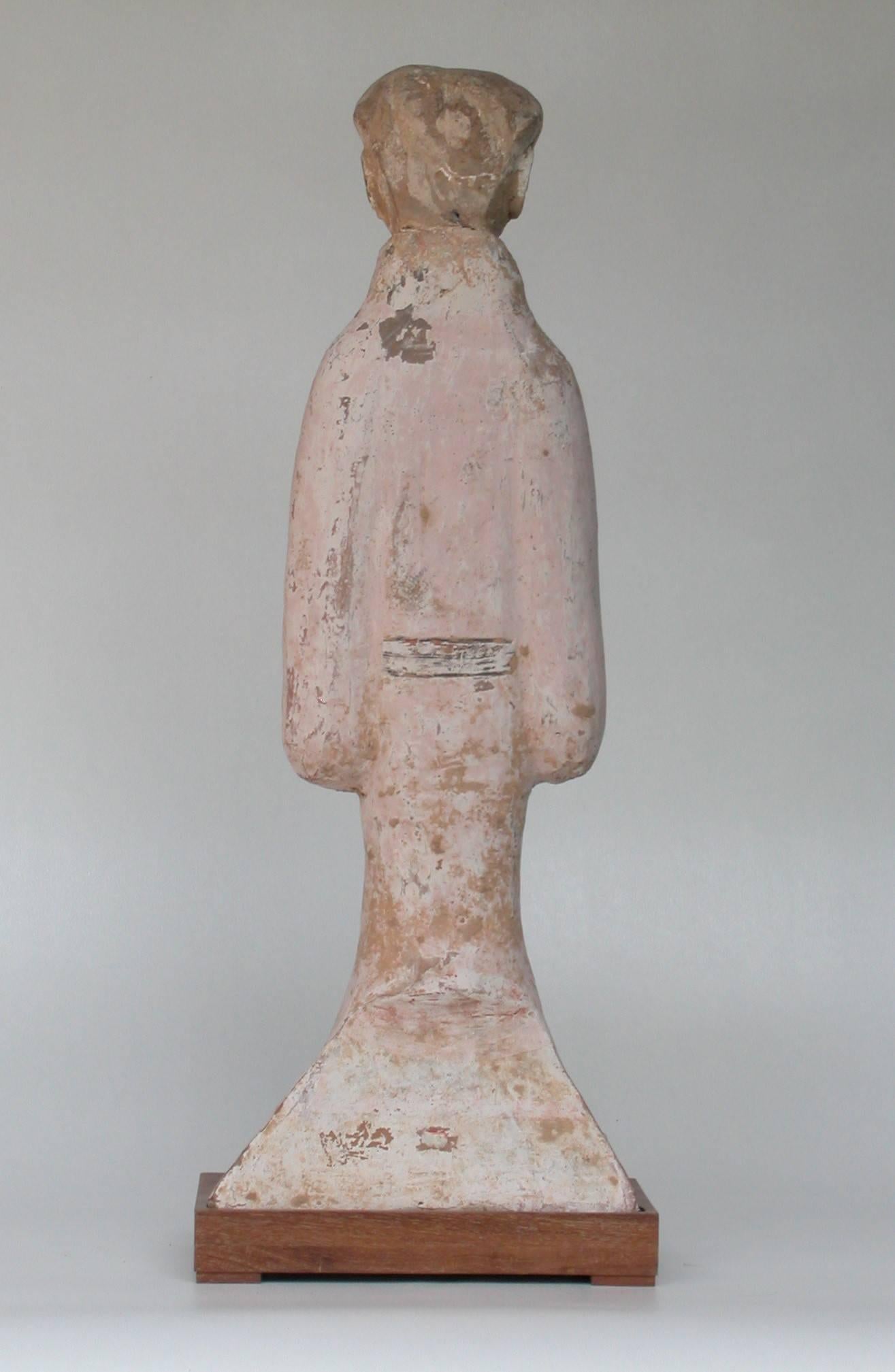 Ancient Chinese Han dynasty tomb, figure of a lady, 200 B.C.
Formerly in the collection of commander F. H. G. Allen.
Exposed in 1953 on the exhibition of PRE-T´HANG Wares, held by the oriental ceramic society.
With original exhibition label and