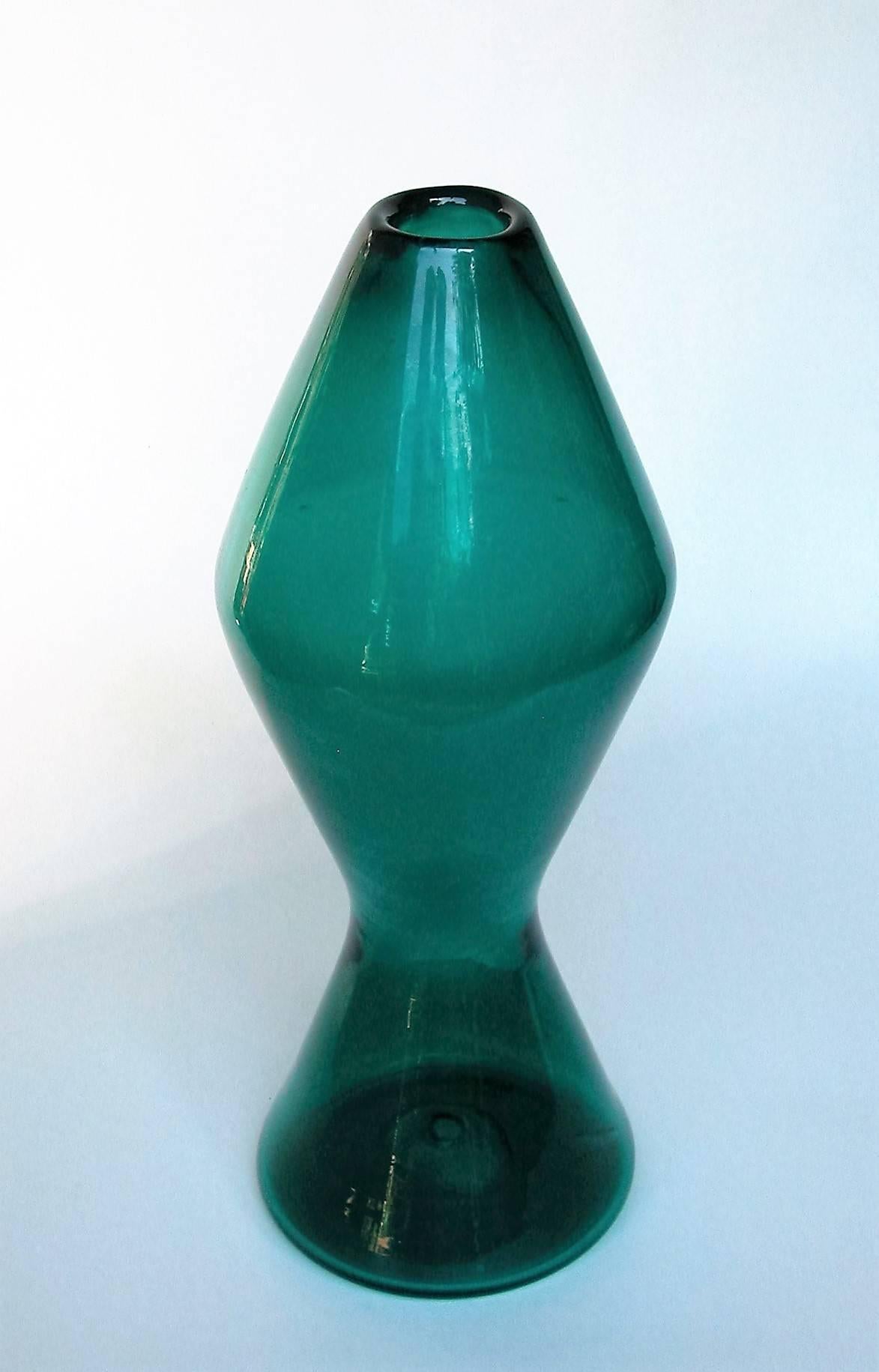Big and rare Venini table lamp by Fulvio Bianconi, circa 1950.
 
Green glass with rest of original paper label 