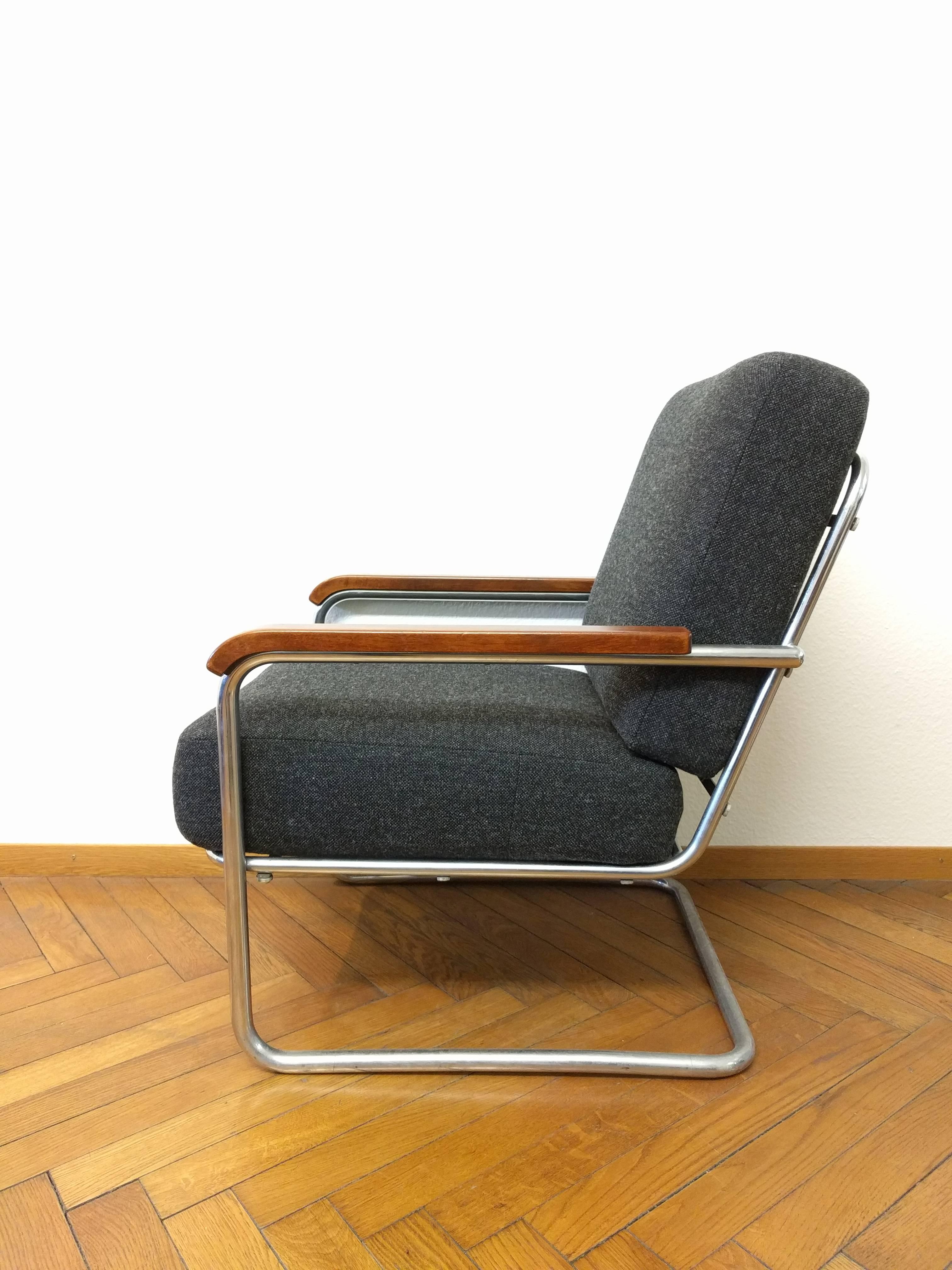 Beautiful Bauhaus chair, probably designed by Anton Lorenz. This chair was produced in 1930 Germany.
Very nice condition with new premium fabric.