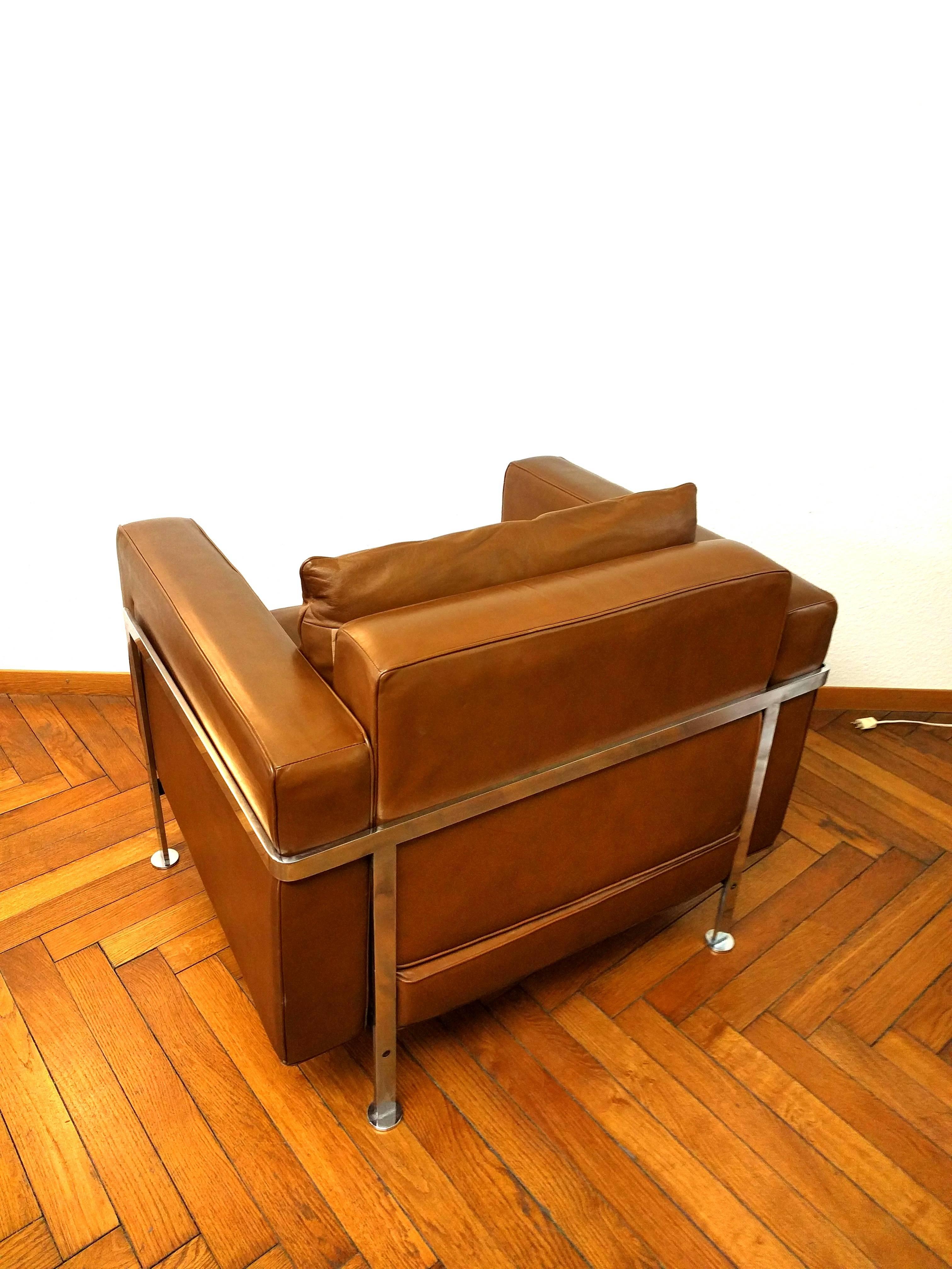 Very nice club chair, made with high quality leather and chromed steel by De Sede in Switzerland.