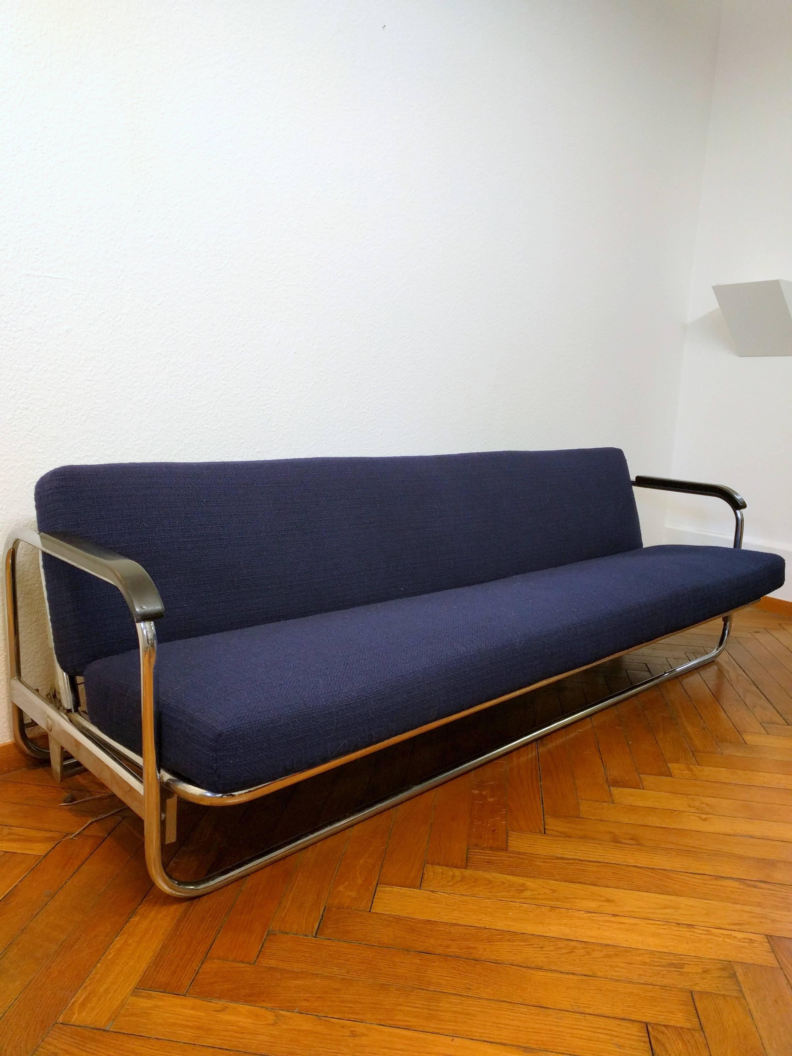 Alvar Aalto bed sofa with adjustable seat and back until you get a single bed.
It´s made with tubular chromed steel and the armrests are made with wood.