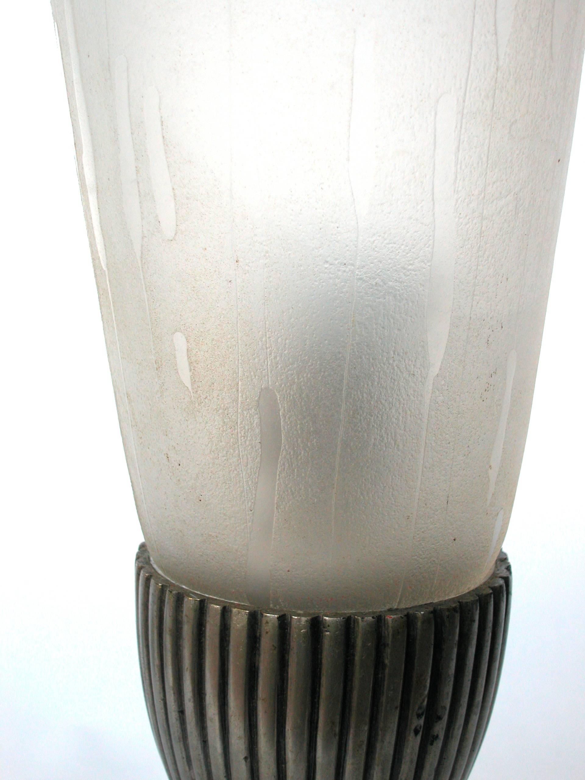 French Art Deco lamp, circa 1925.
Etched glass, metal silvered and ebonised wood.