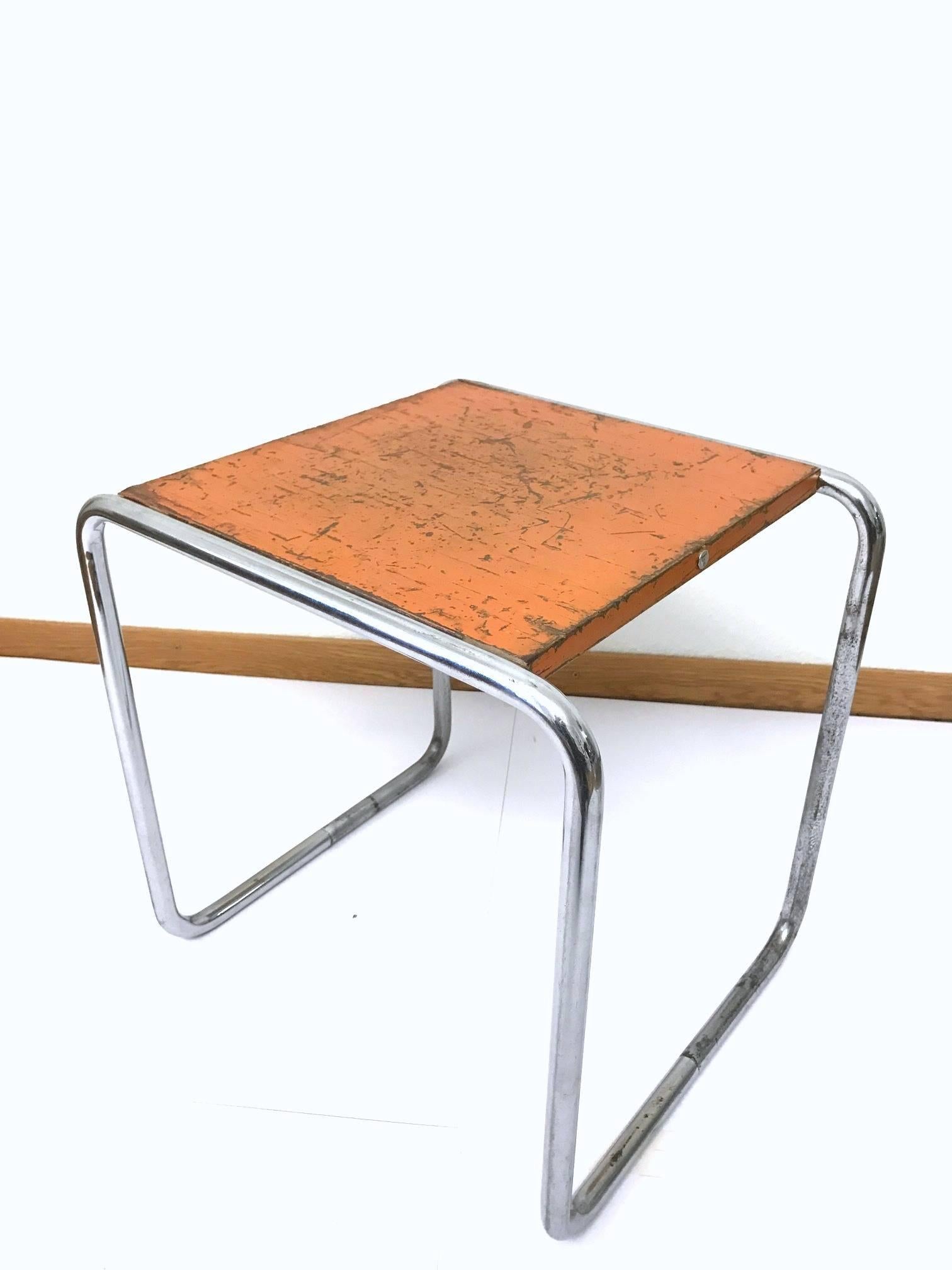 Very rare orange B9 table, designed by Marcel Breuer. This table is original of the period, 1930. The condition is completely original it features the 