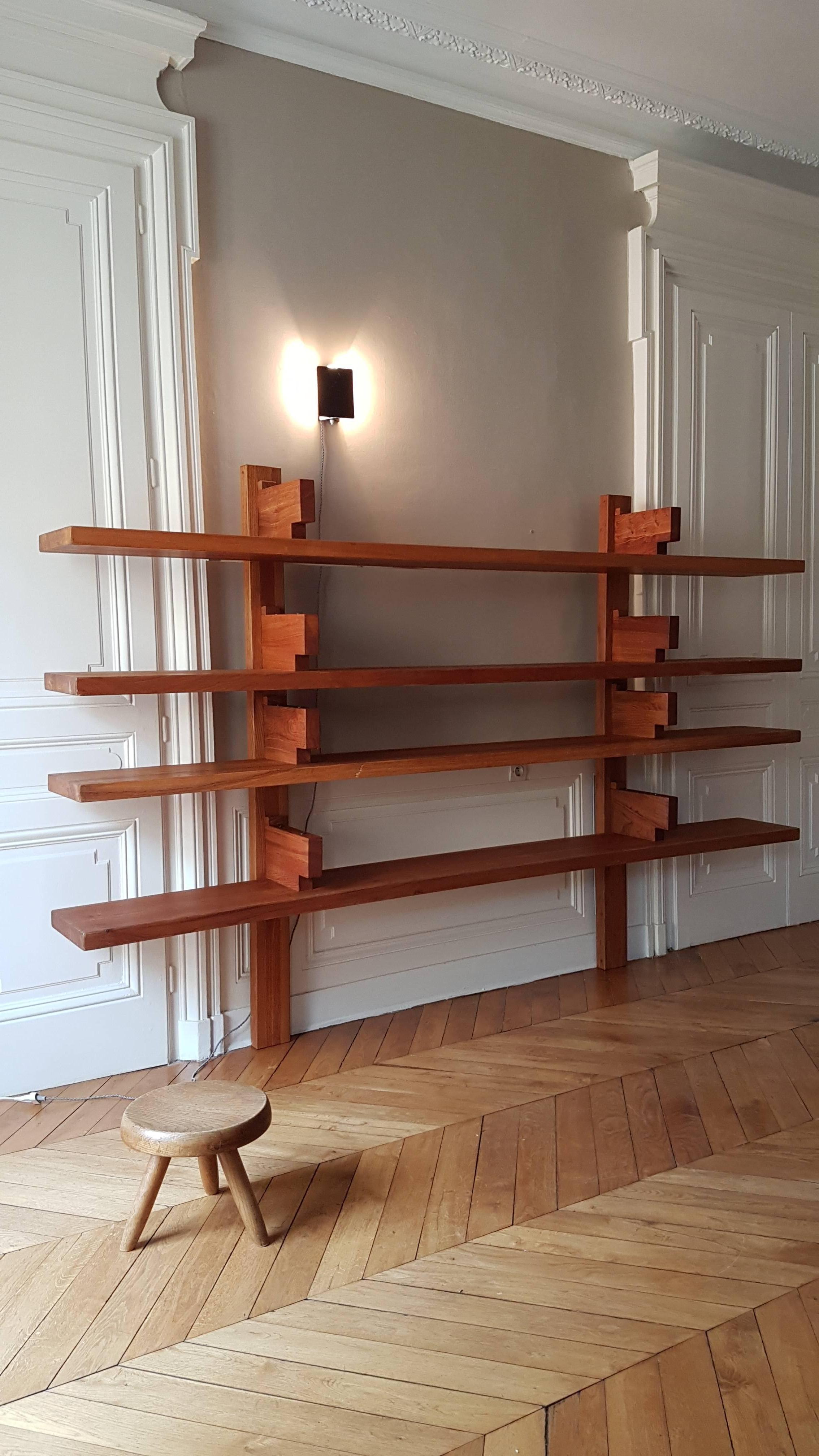 A shelf B 17 A Pierre Chapo in French elm. This shelf consists of four removable trays. Consoles placed above tablets are used as support-book. The wood to a beautiful patina in beautiful condition of use. Lighthouse creation of Pierre