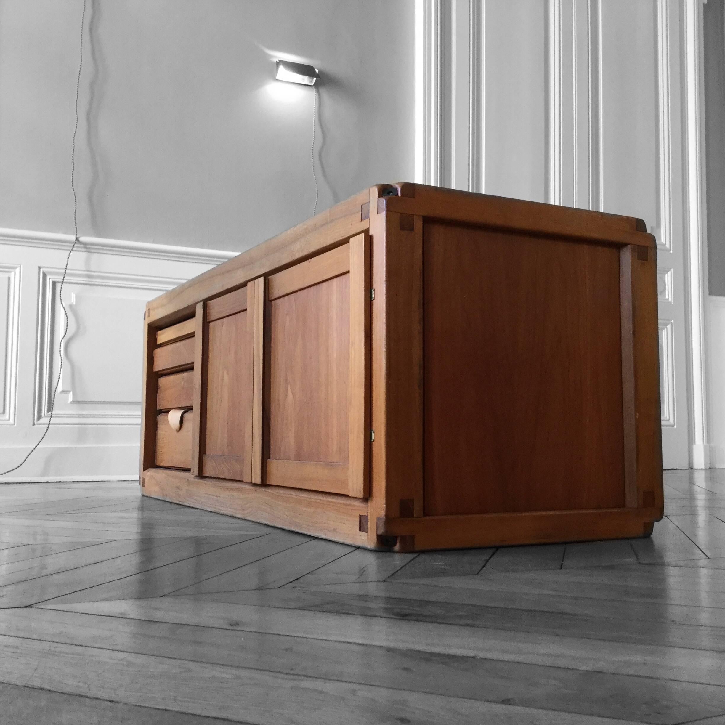 Sideboard B E B creator Pierre Chapo circa 1970 French elm, four drawers and two asymmetric doors. Very elegant piece can be positioned in the middle of a piece of furniture for a room. Measures: 135 L, H 53, L 52 cm.