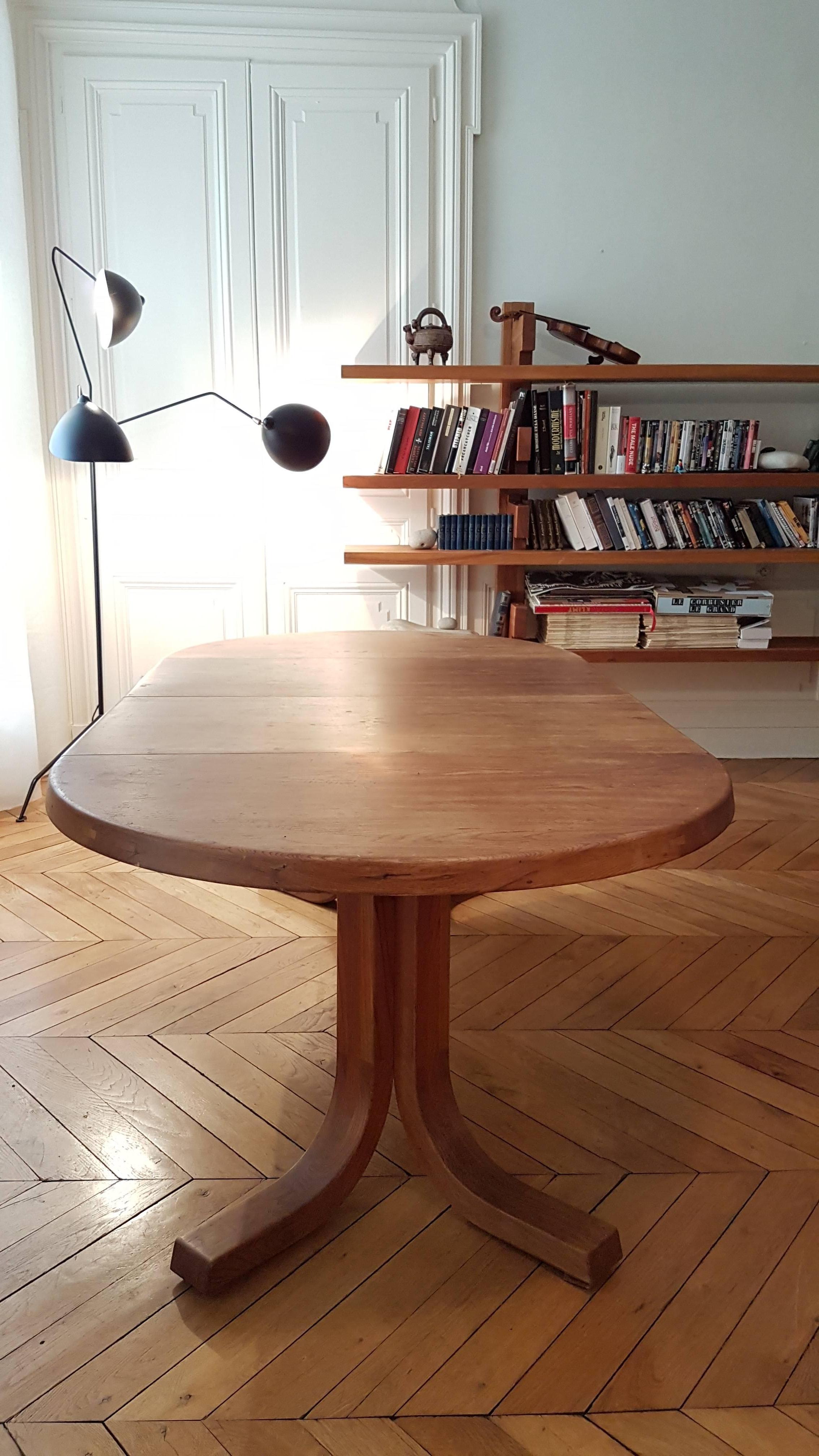 Table T 40 D of Pierre Chapo of 1970 in French elm. Table diameter 110 cm / 2 extensions of 51 cm wide and 110 length total length with extensions 212 cm. Beautiful patina and very beautiful state.
