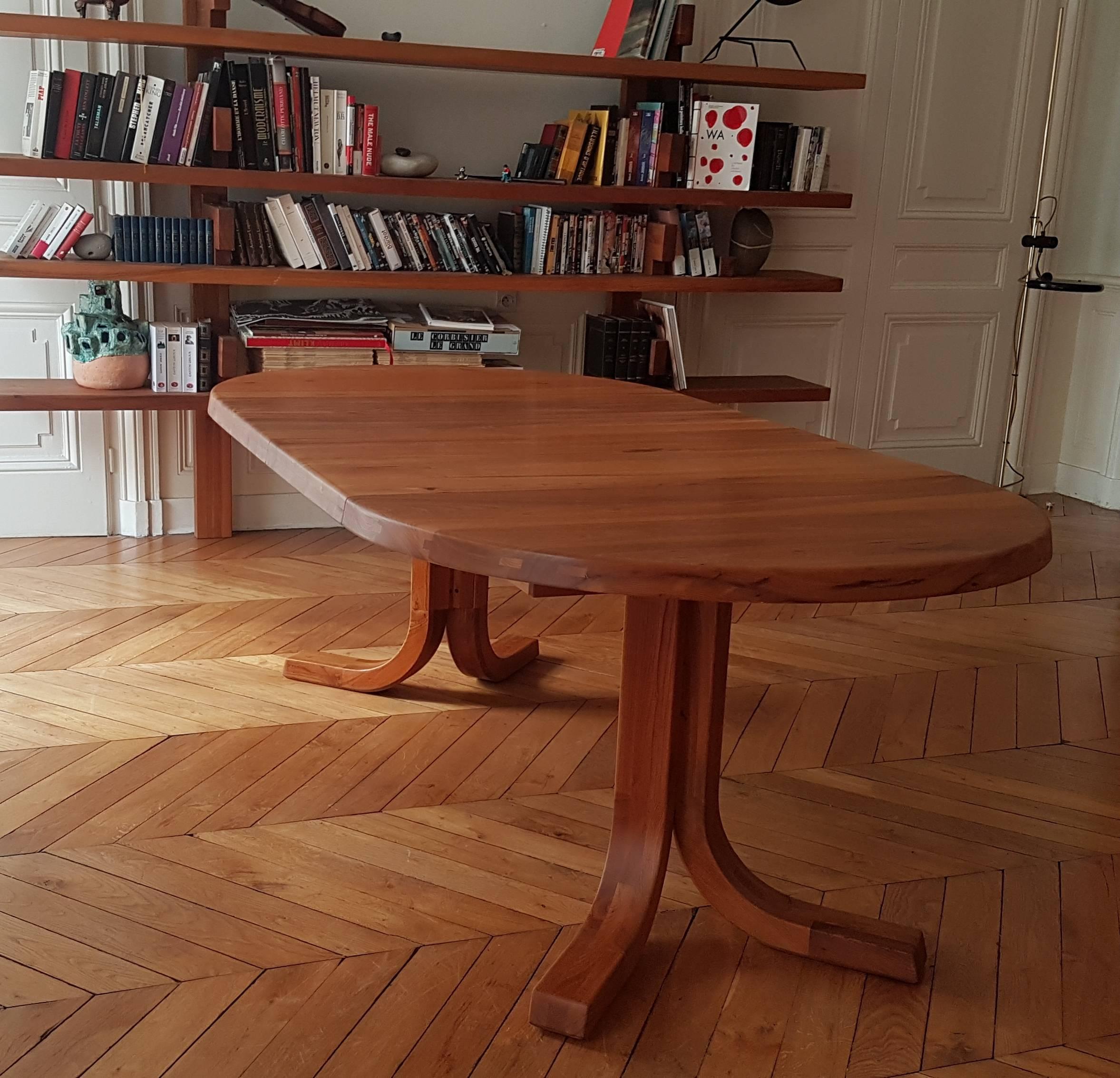 Table T 40 D of Pierre Chapo of 1970 in French elm. Measure: Table diameter 110 cm / 2 extensions of 51 cm wide and 110 length total length with extensions 212 cm. Beautiful patina and very beautiful state.