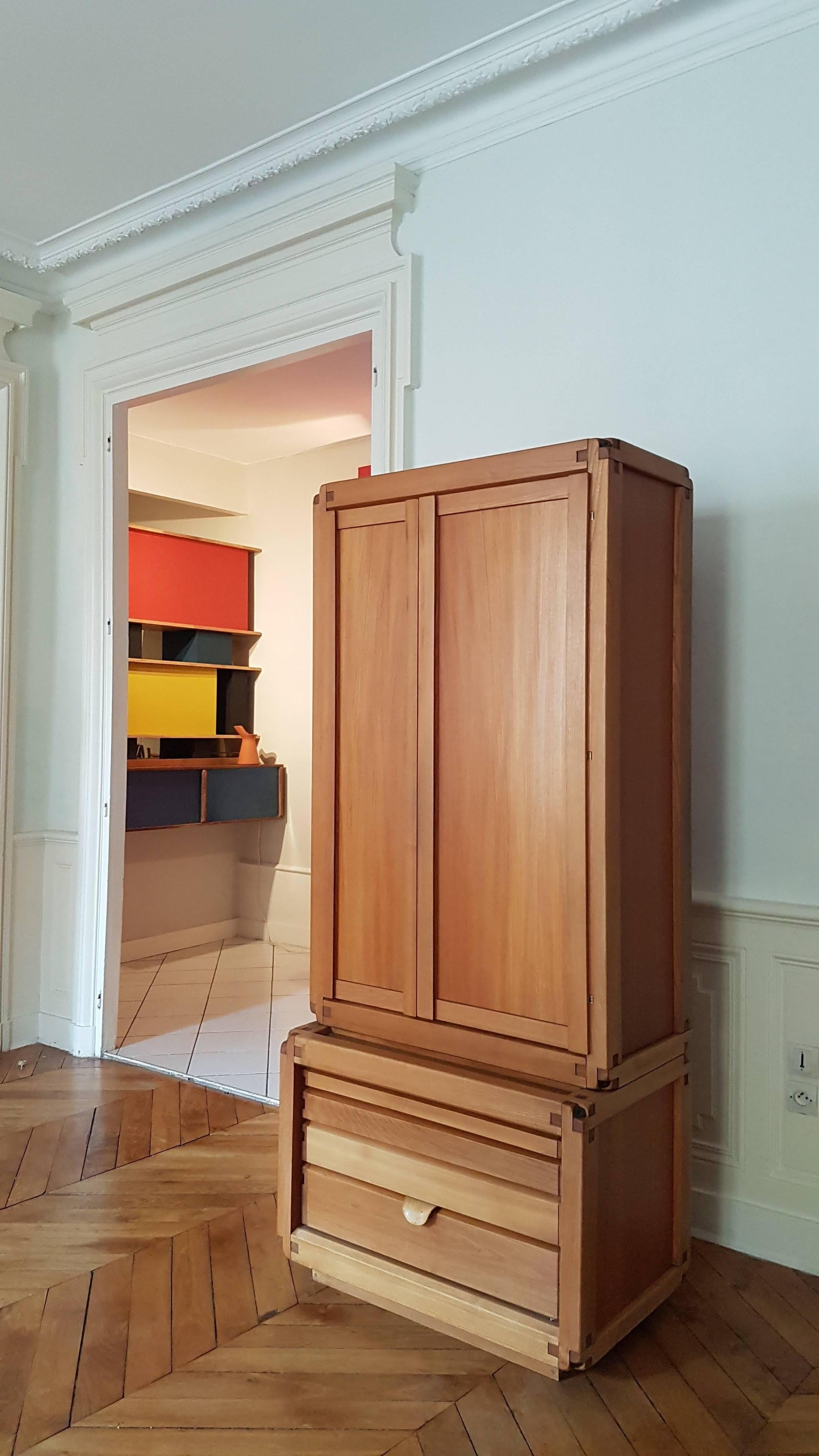 Wardrobe B 10 of Pierre Chapo in French elm of 1970. This cabinet is composed of asymmetrical drawer and an equally asymmetrical two-door cabinet with interior shelves. This furniture is in the style of Pierre Chapo furniture modular. The furniture
