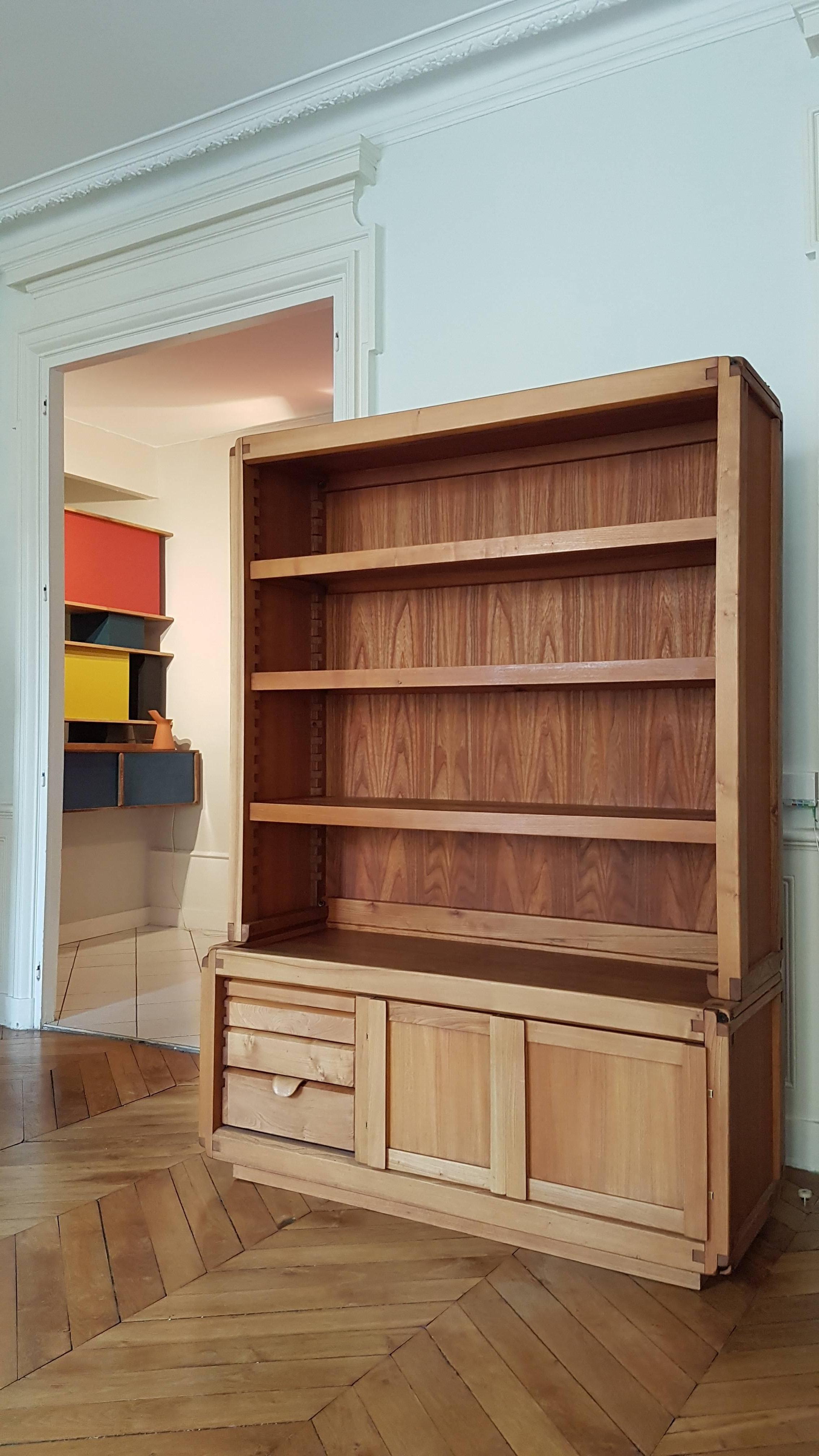 Bookcase cabinet De Pierre Chapo in French elm from 1970. this piece of furniture is in the tradition of Pierre Chapo, it consists of a storage cabinet with drawer and asymmetric door and a bookcase, the top can be separated from the bottom and have