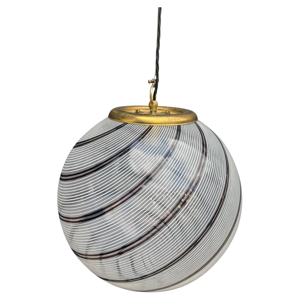 Una meravigliosa plafoniera a volute in vetro di Murano di Venini con finiture in ottone in vendita