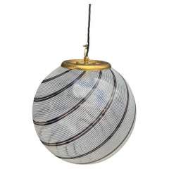 Una meravigliosa plafoniera a volute in vetro di Murano di Venini con finiture in ottone