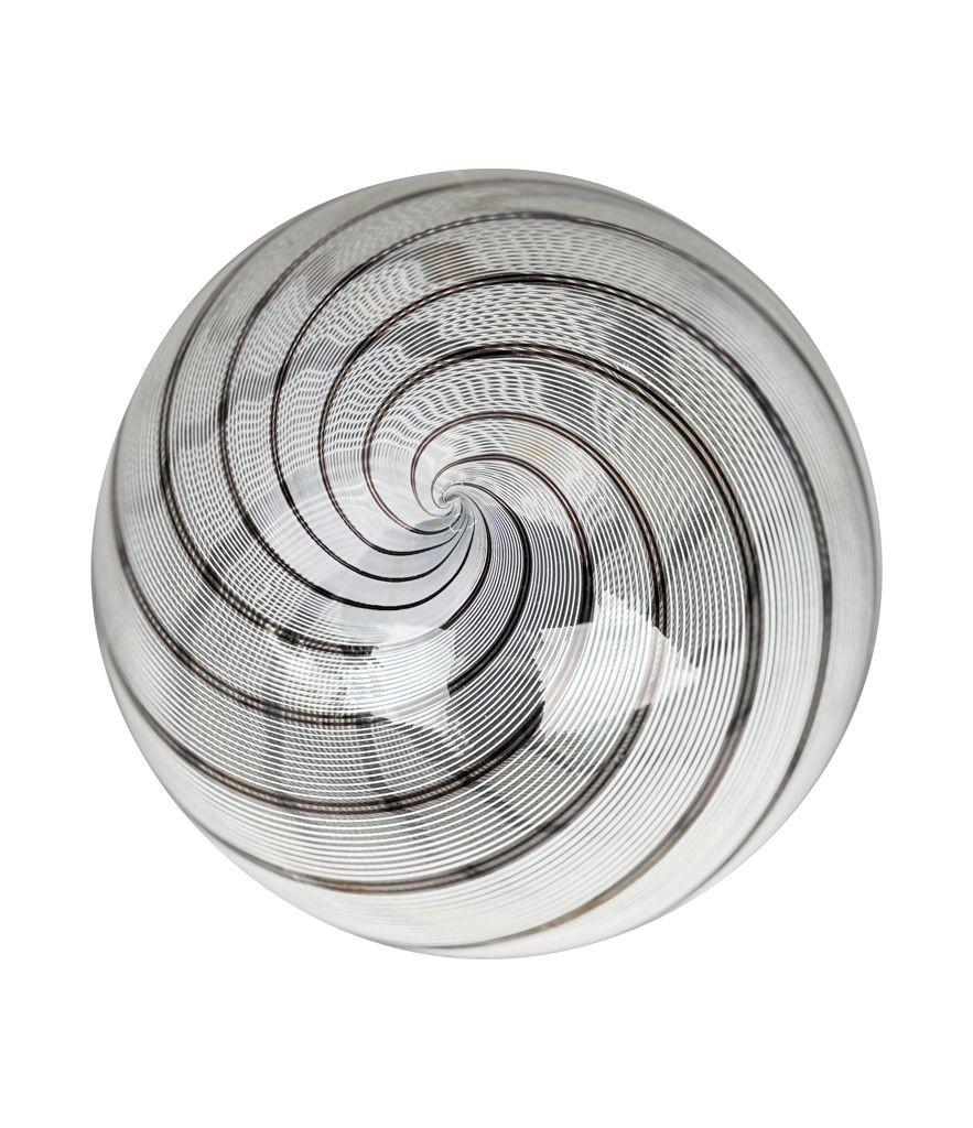 Splendida plafoniera in vetro di Murano di Venini, con anelli bianchi e bronzo, con anello di sospensione superiore in ottone. Ricablato con un nuovo corpo illuminante in ottone, un cavo flessibile di colore nero antico e un rosone in ottone. 
