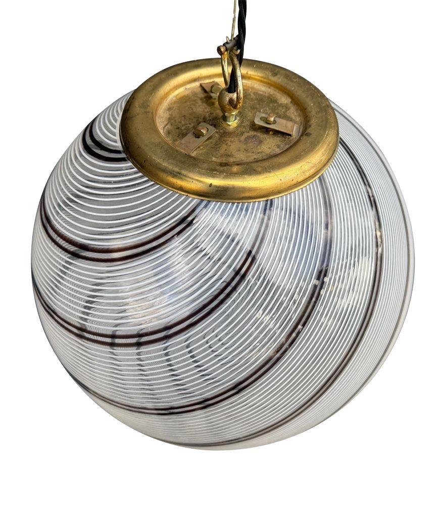 Una meravigliosa plafoniera a volute in vetro di Murano di Venini con finiture in ottone In condizioni buone in vendita a London, GB