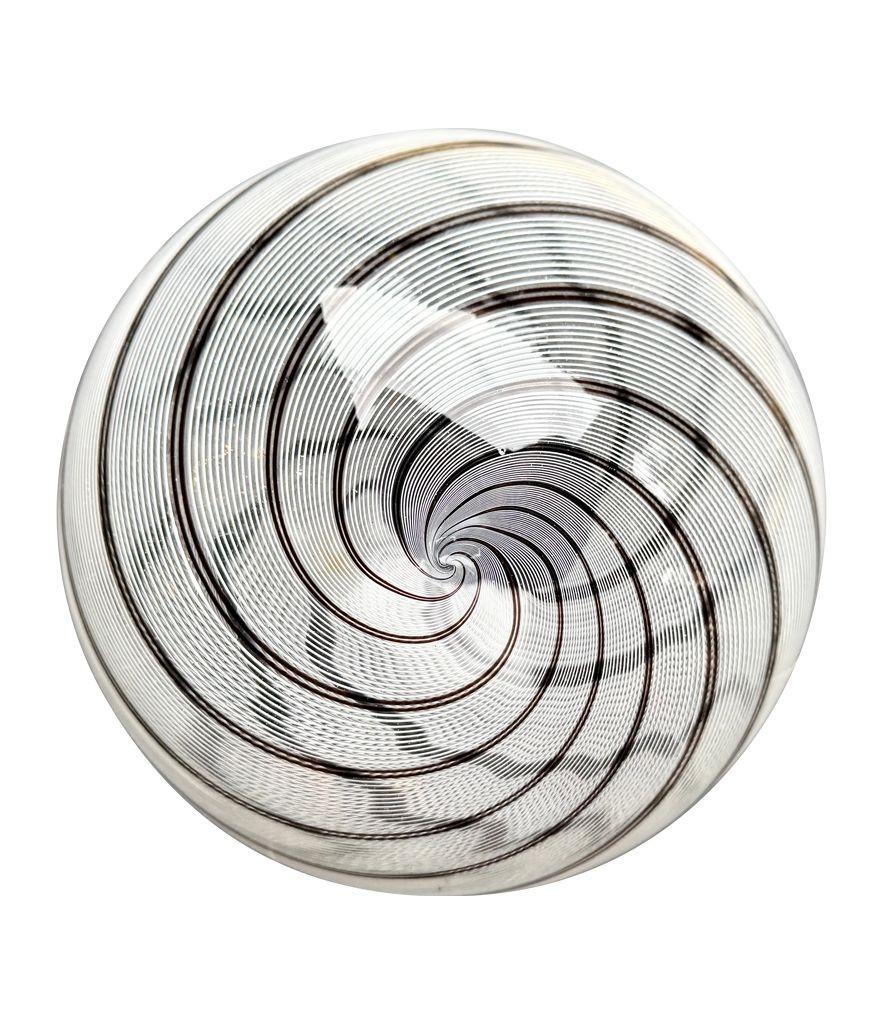 Metà XX secolo Una meravigliosa plafoniera a volute in vetro di Murano di Venini con finiture in ottone in vendita