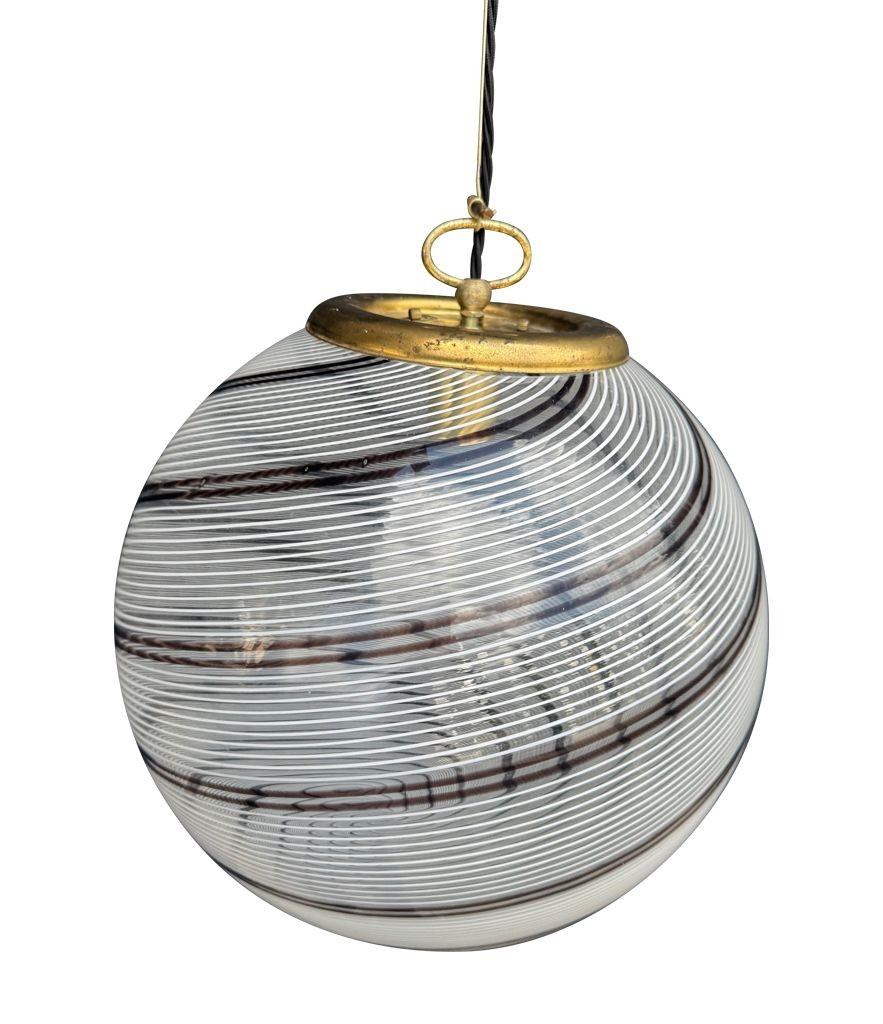Ottone Una meravigliosa plafoniera a volute in vetro di Murano di Venini con finiture in ottone in vendita
