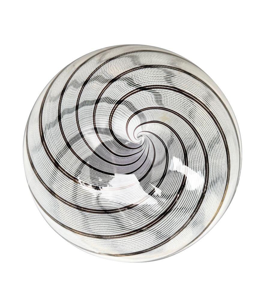 Una meravigliosa plafoniera a volute in vetro di Murano di Venini con finiture in ottone in vendita 1
