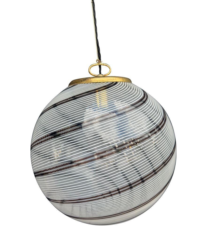 Una meravigliosa plafoniera a volute in vetro di Murano di Venini con finiture in ottone in vendita 5