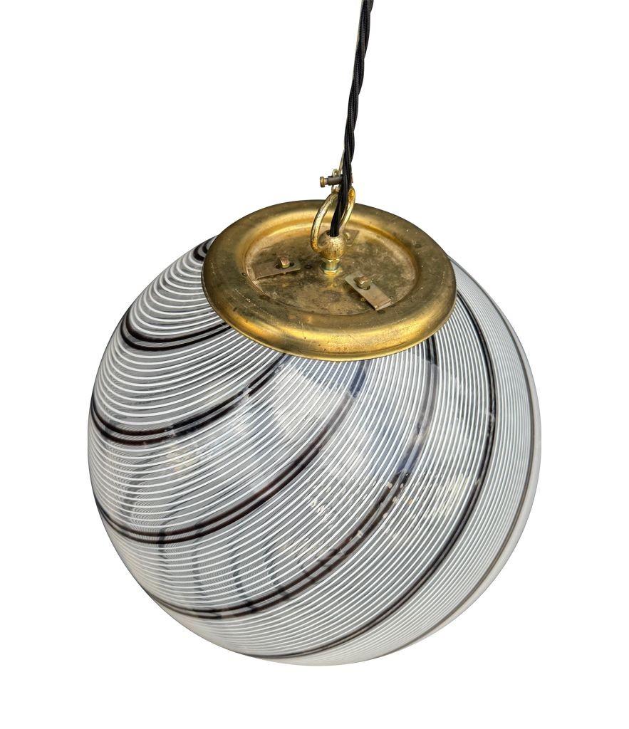 Una meravigliosa plafoniera a volute in vetro di Murano di Venini con finiture in ottone in vendita 2