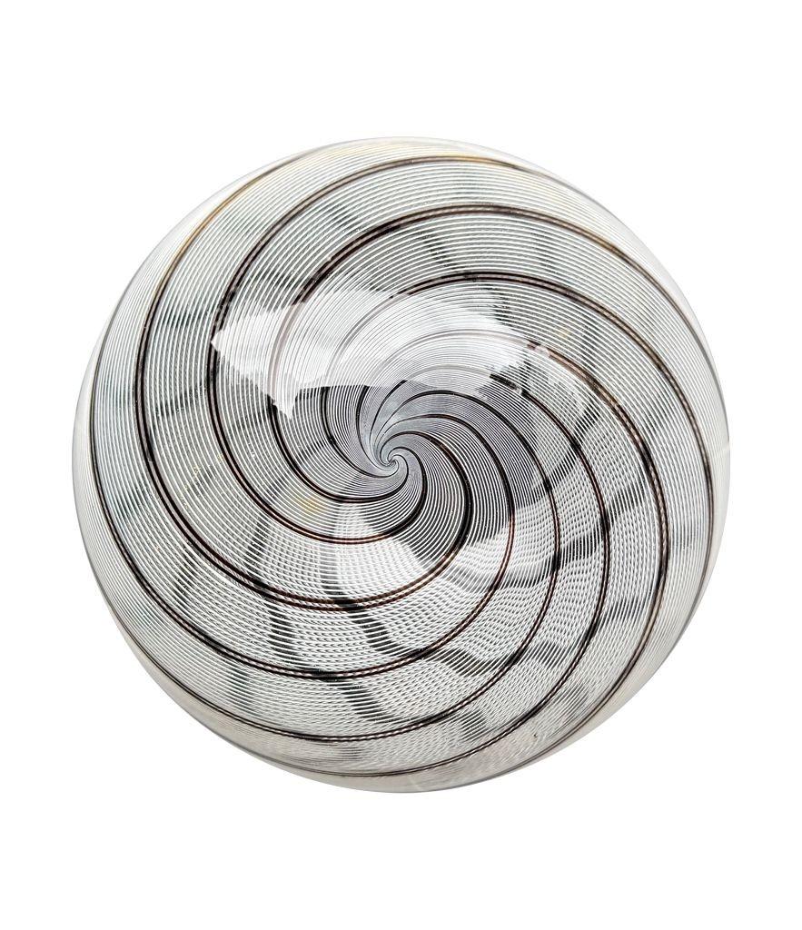 Una meravigliosa plafoniera a volute in vetro di Murano di Venini con finiture in ottone in vendita 4