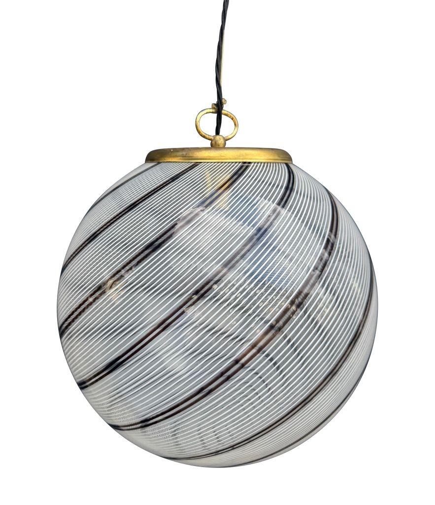 Una meravigliosa plafoniera a volute in vetro di Murano di Venini con finiture in ottone in vendita 7