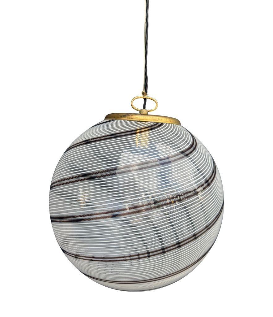 Una meravigliosa plafoniera a volute in vetro di Murano di Venini con finiture in ottone in vendita 10
